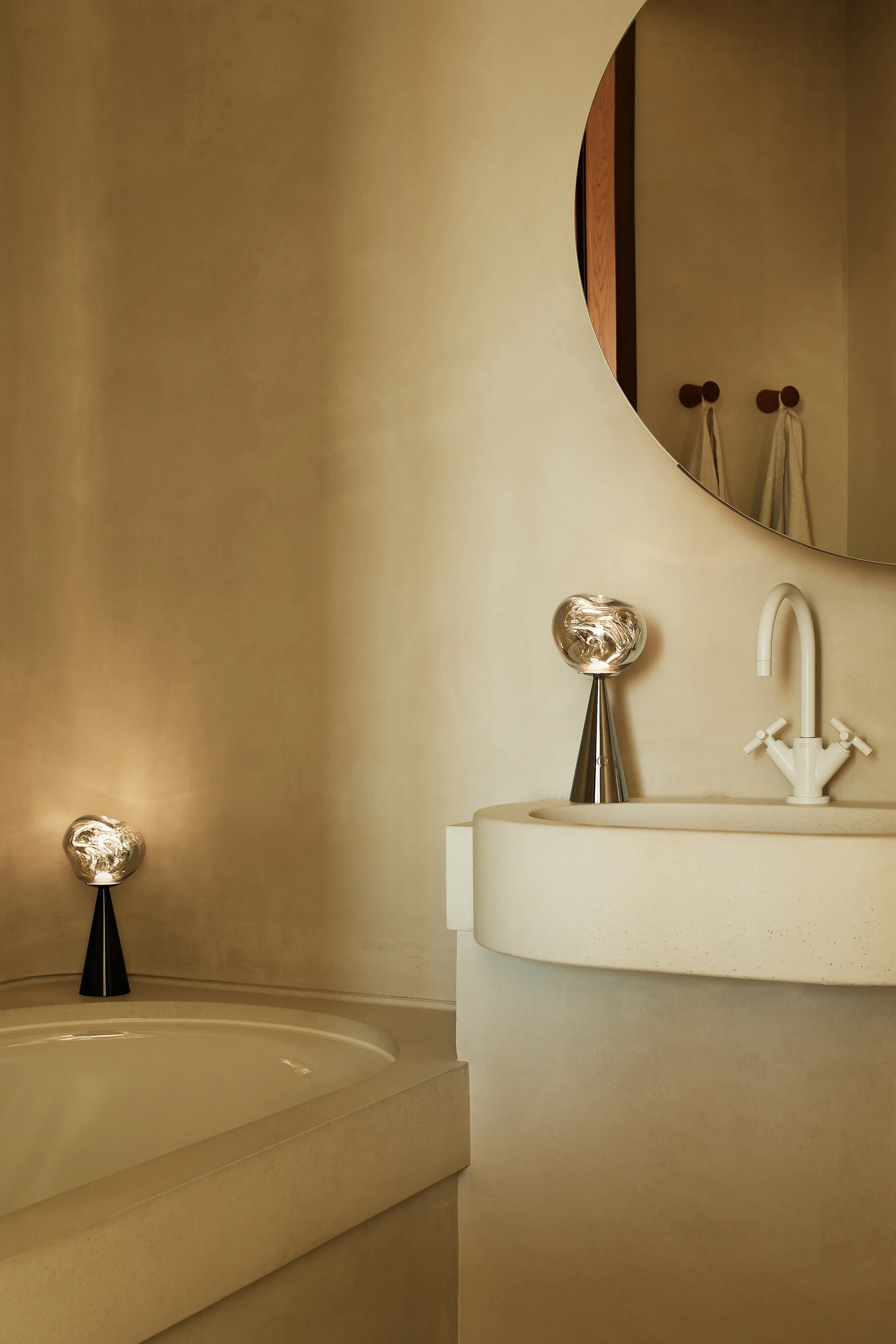 Lampada da tavolo portatile a LED Melt 28,5 cm, argento Tom Dixon