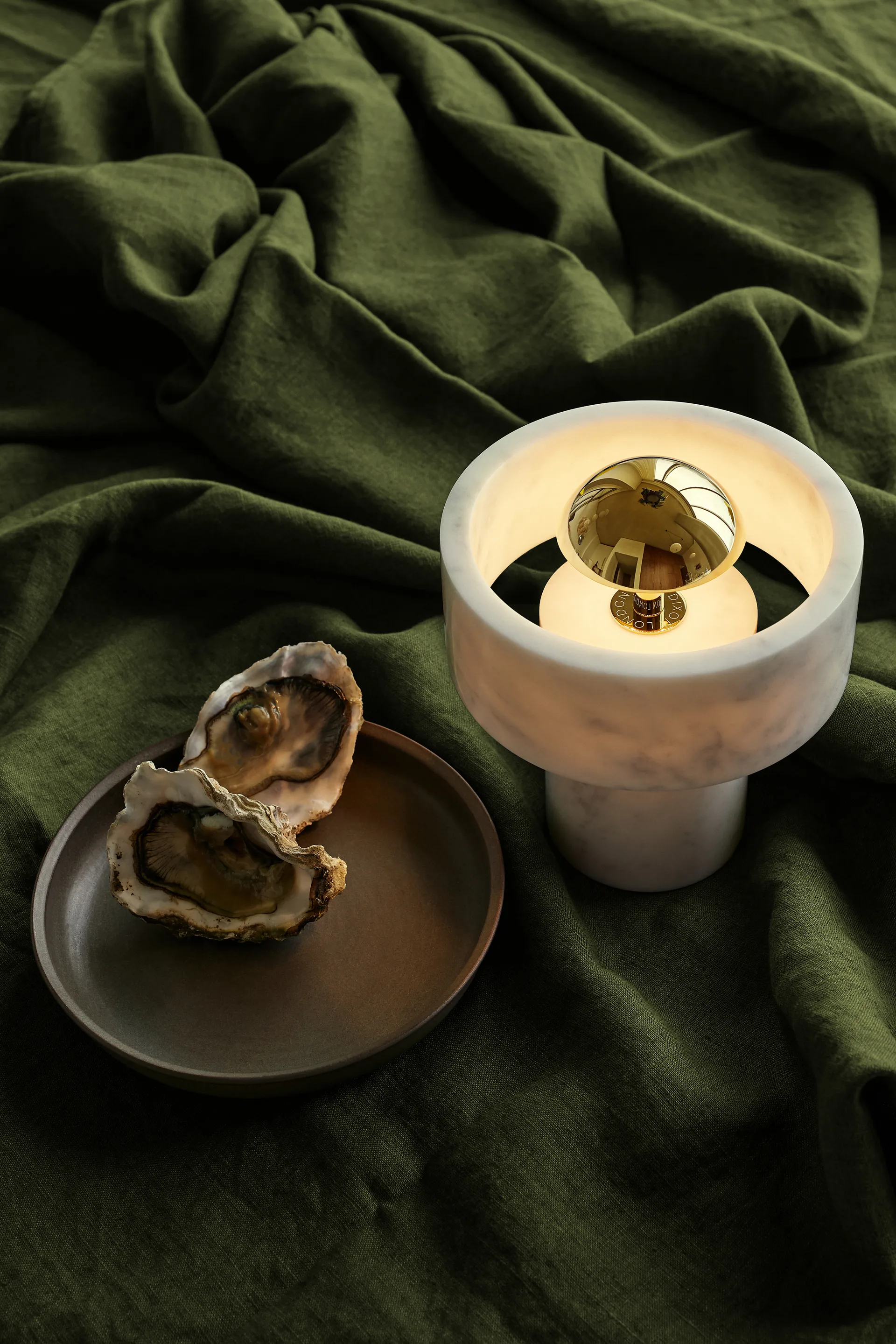 Lampada da tavolo portatile a LED Stone 28 cm, Marmo-oro Tom Dixon