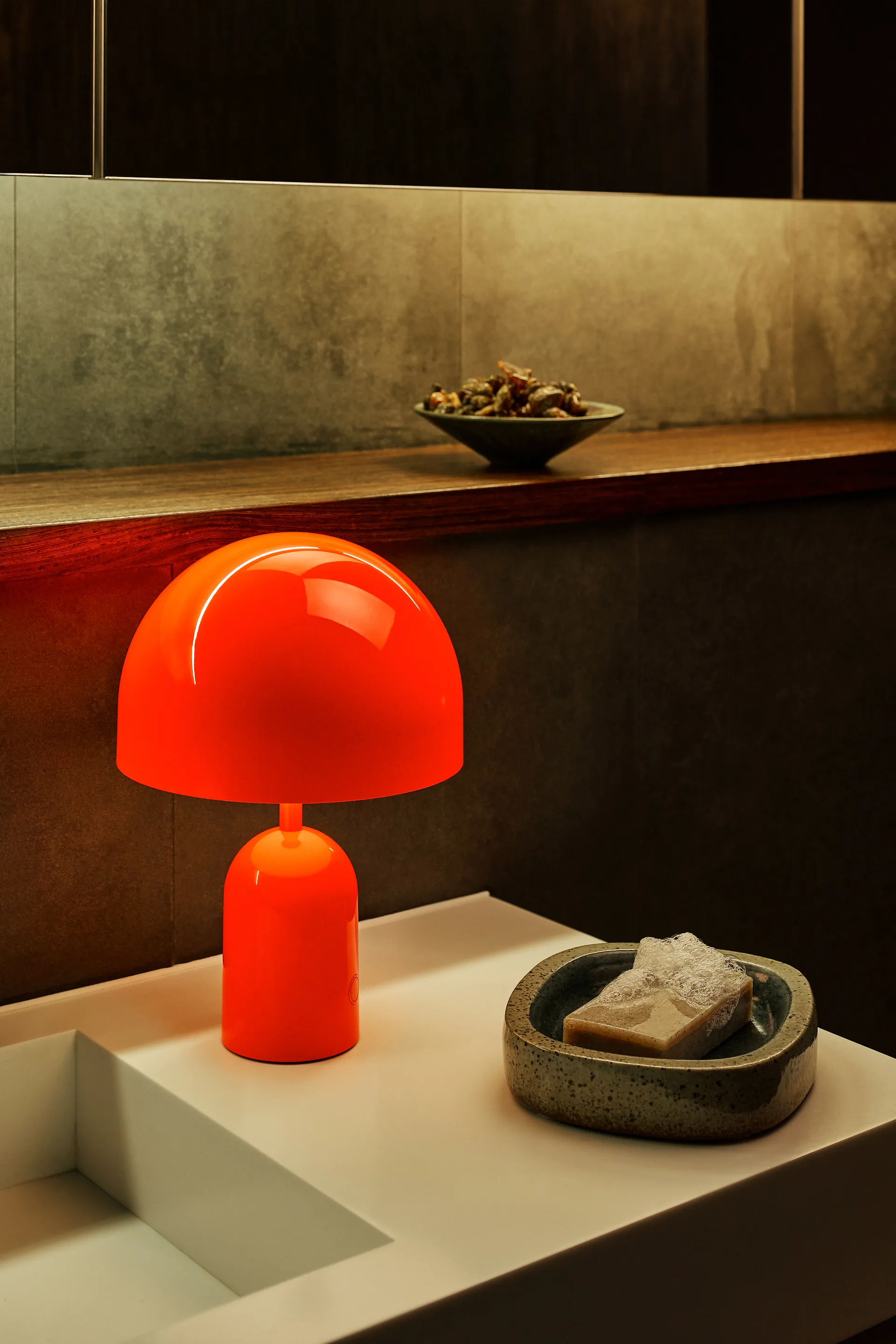 Lampada da tavolo portatile LED Bell, 28 cm, Fluoro Tom Dixon