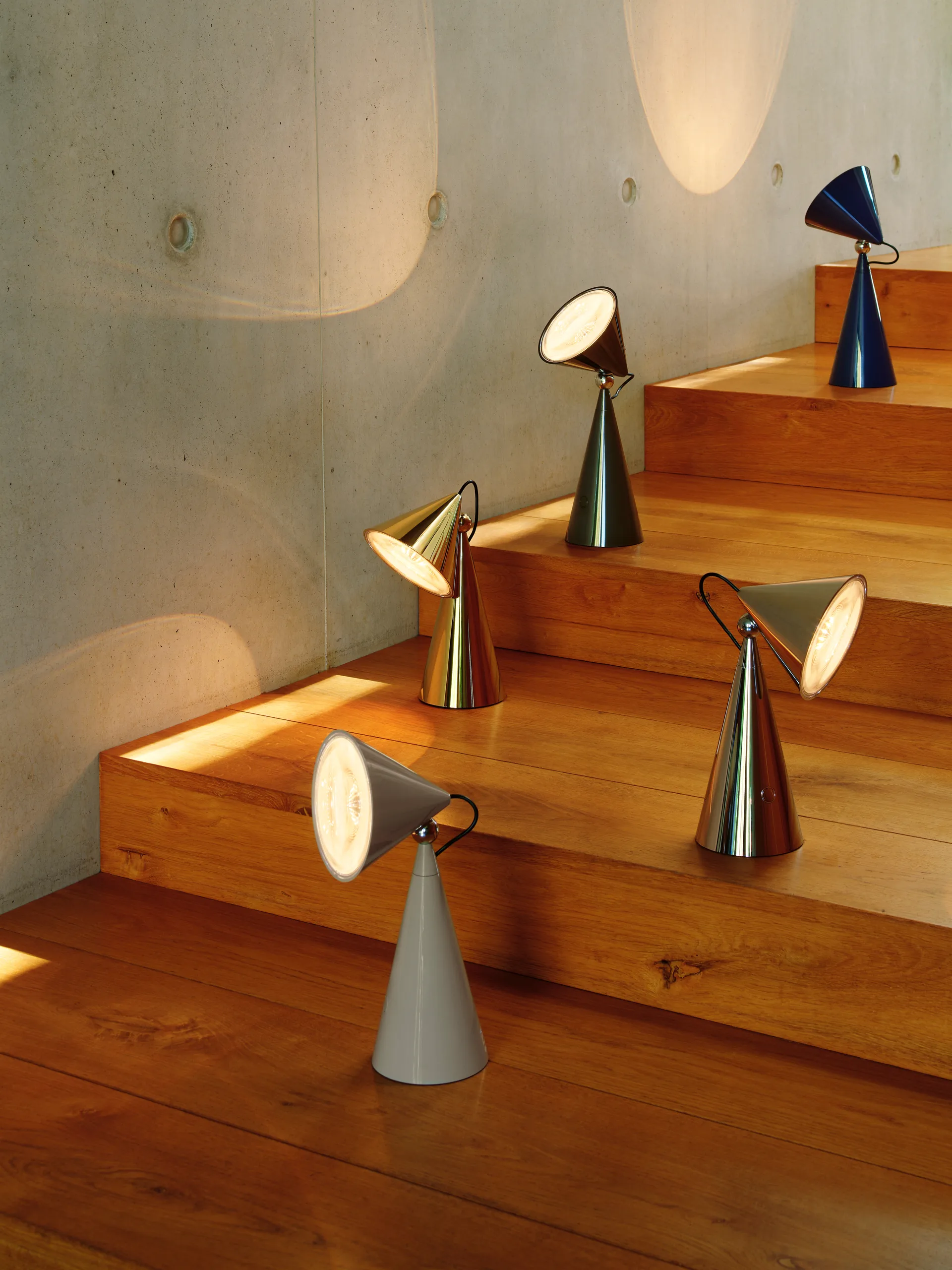 Lampada da tavolo portatile Pose LED, Indaco Tom Dixon