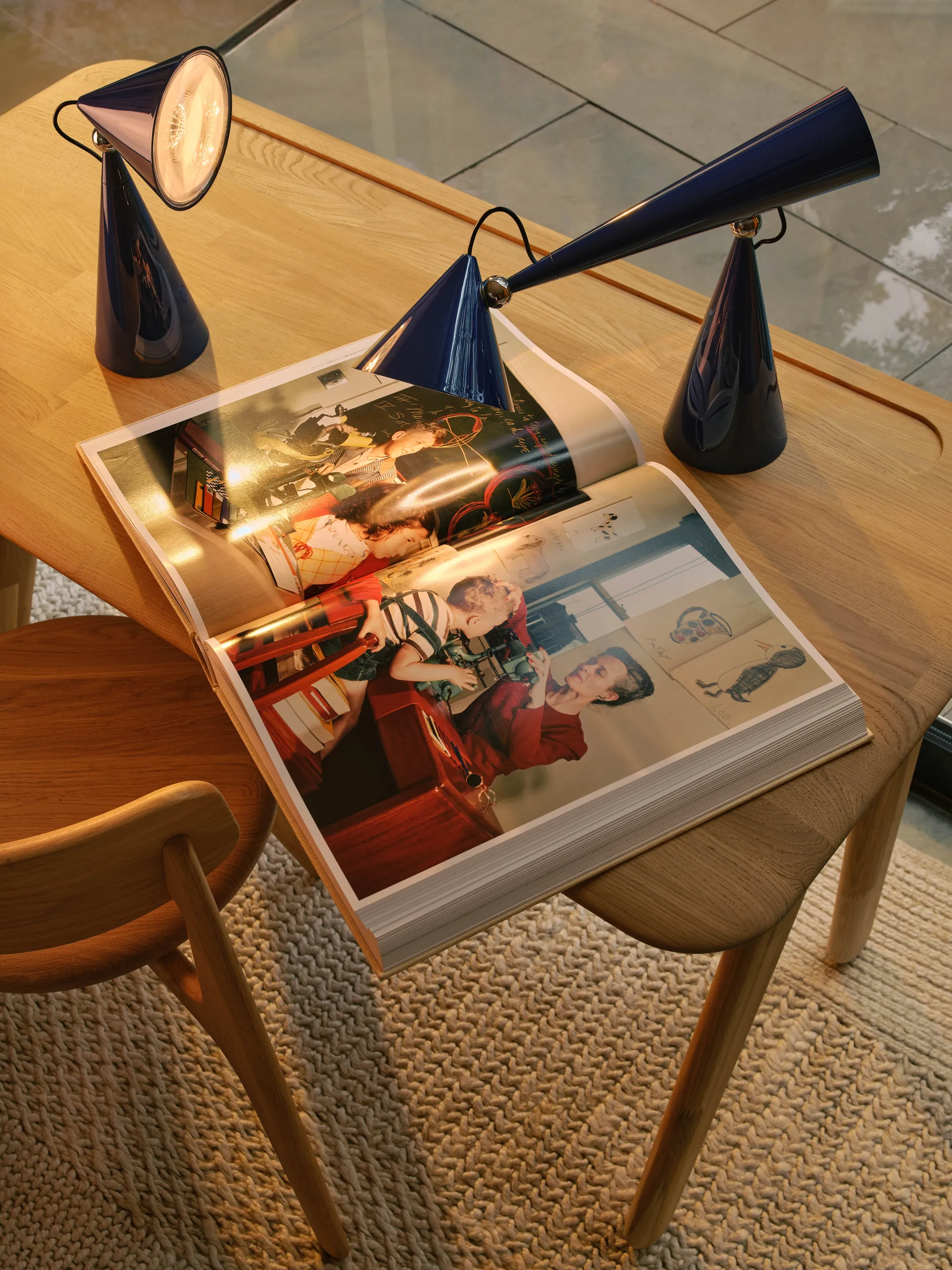 Lampada da tavolo Pose Task LED, Indaco Tom Dixon