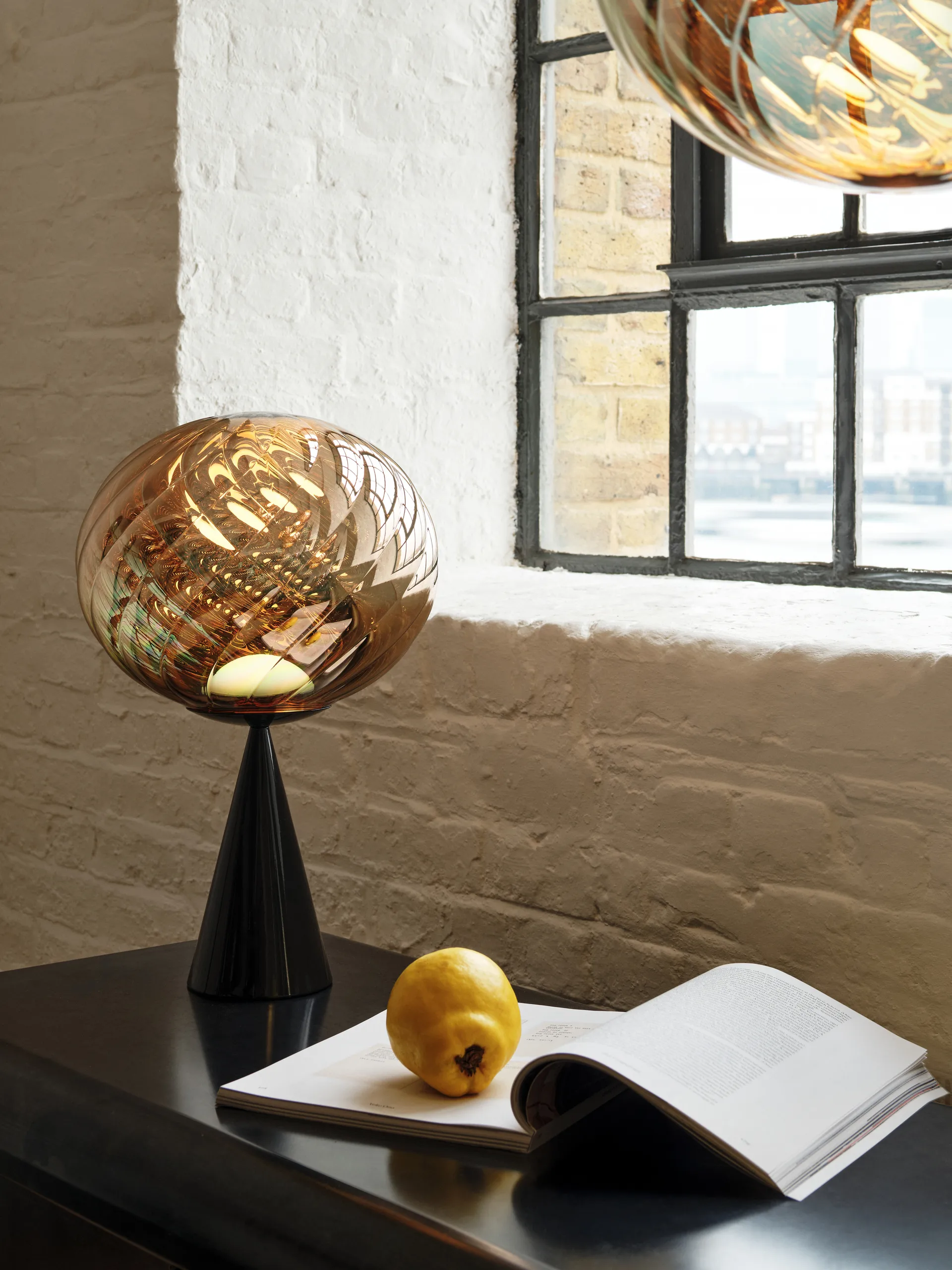 Lampada da tavolo Whirl cone fat, Oro-nero Tom Dixon