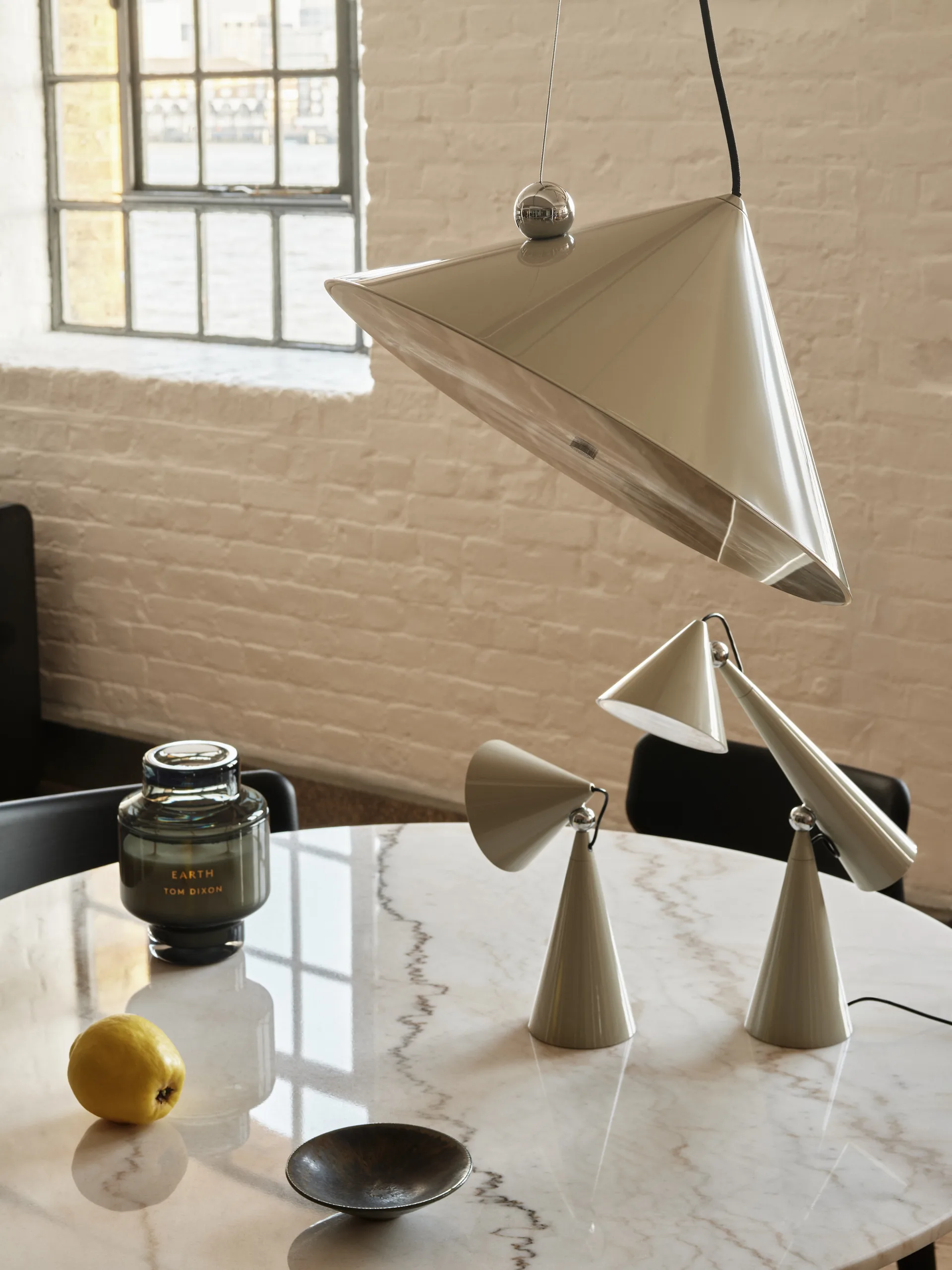 Lampada sospesa Pose, Putty, Ø43x30 cm Tom Dixon