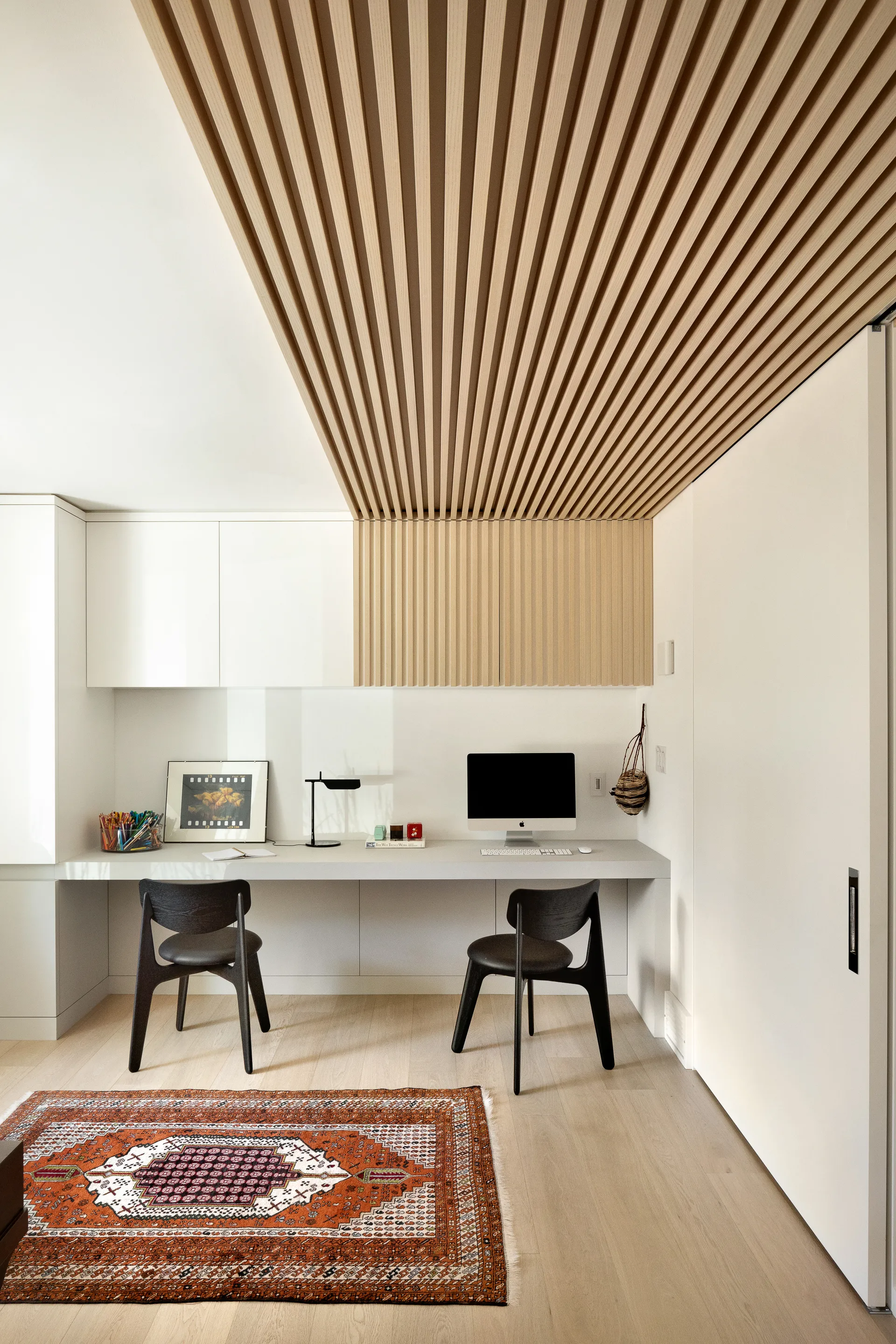 Sedia da pranzo Slab con seduta imbottita, Rovere nero-pelle nera Tom Dixon