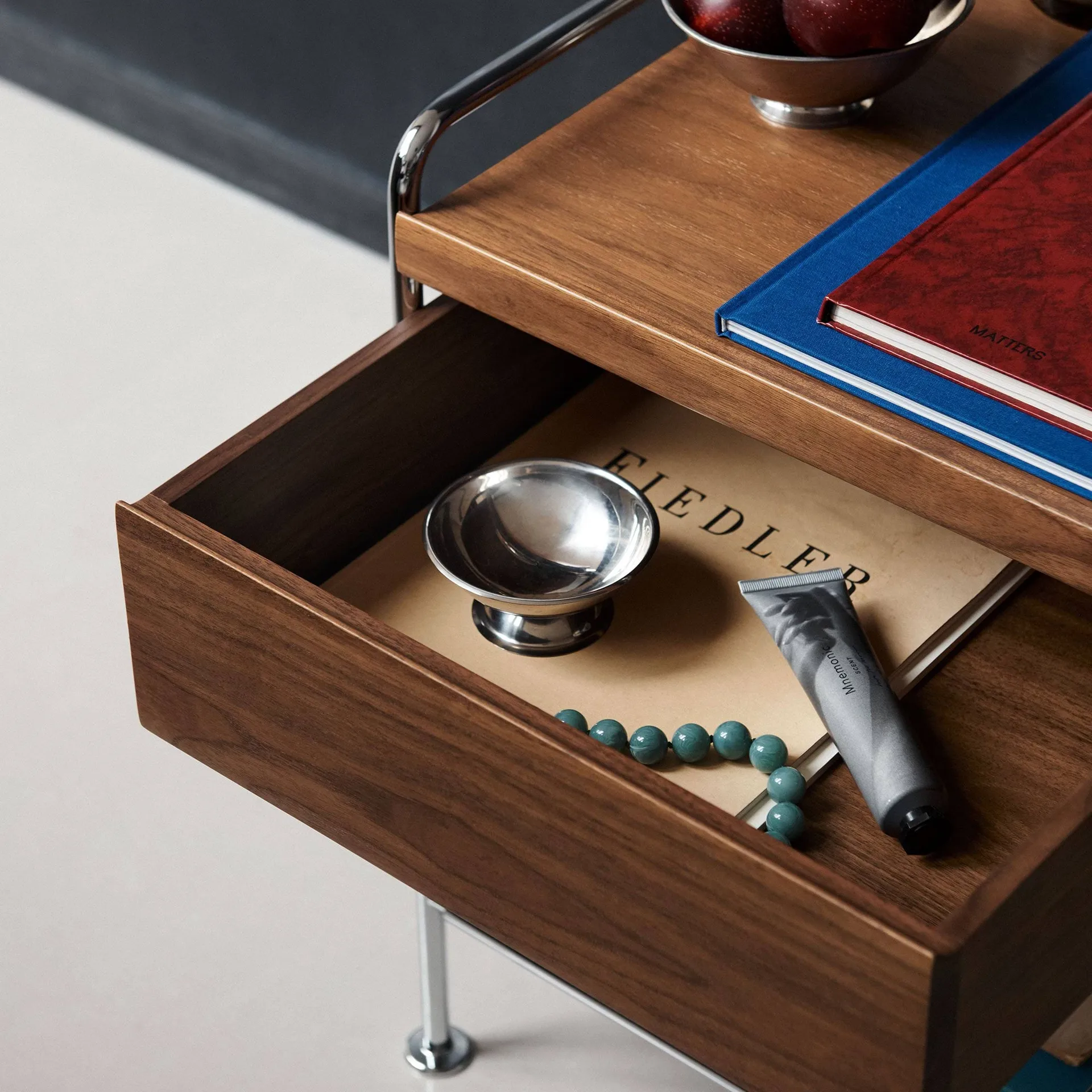 Alima NDS3 tavolino, Noce laccato-cromo &Tradition