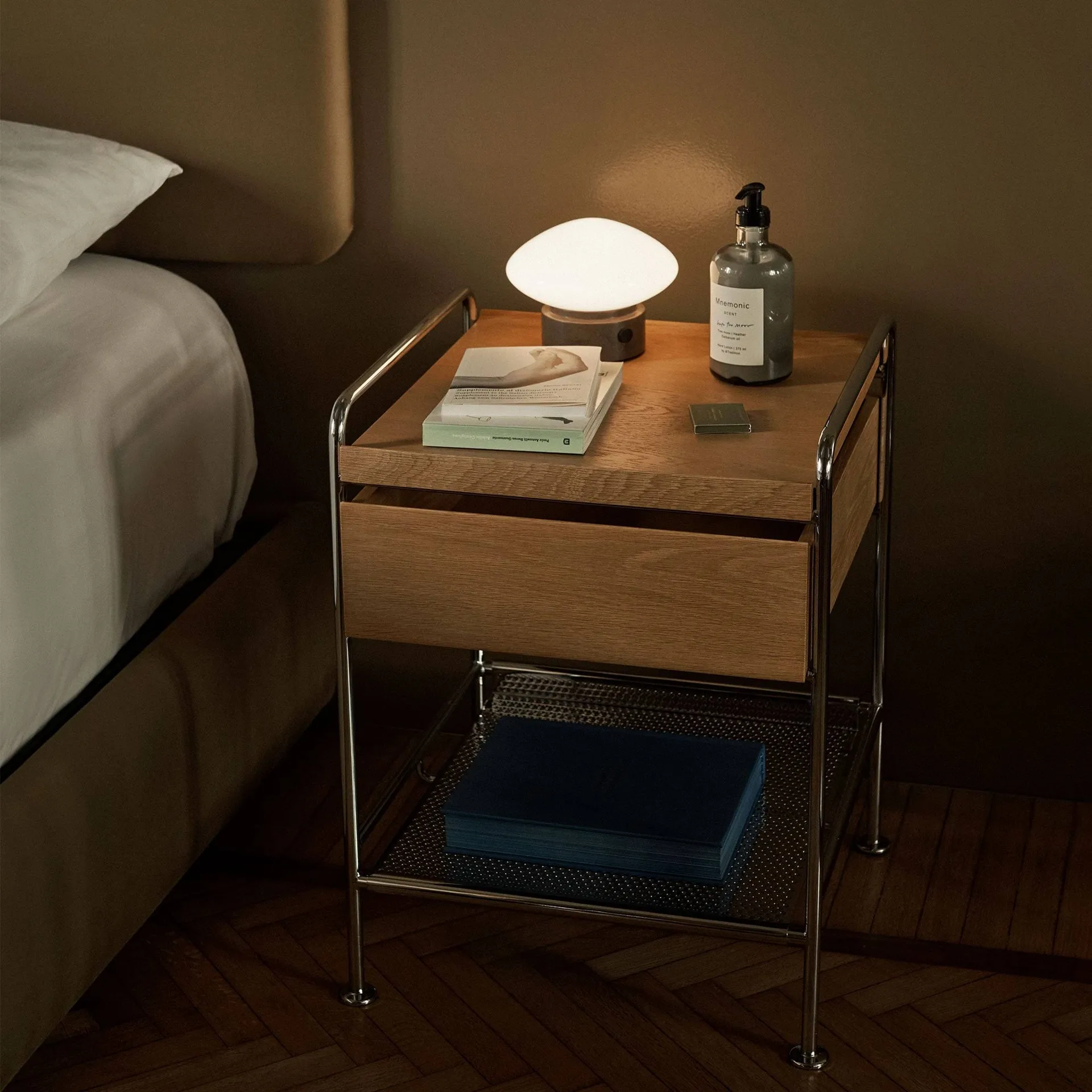 Alima NDS3 tavolino, Rovere laccato-cromo &Tradition