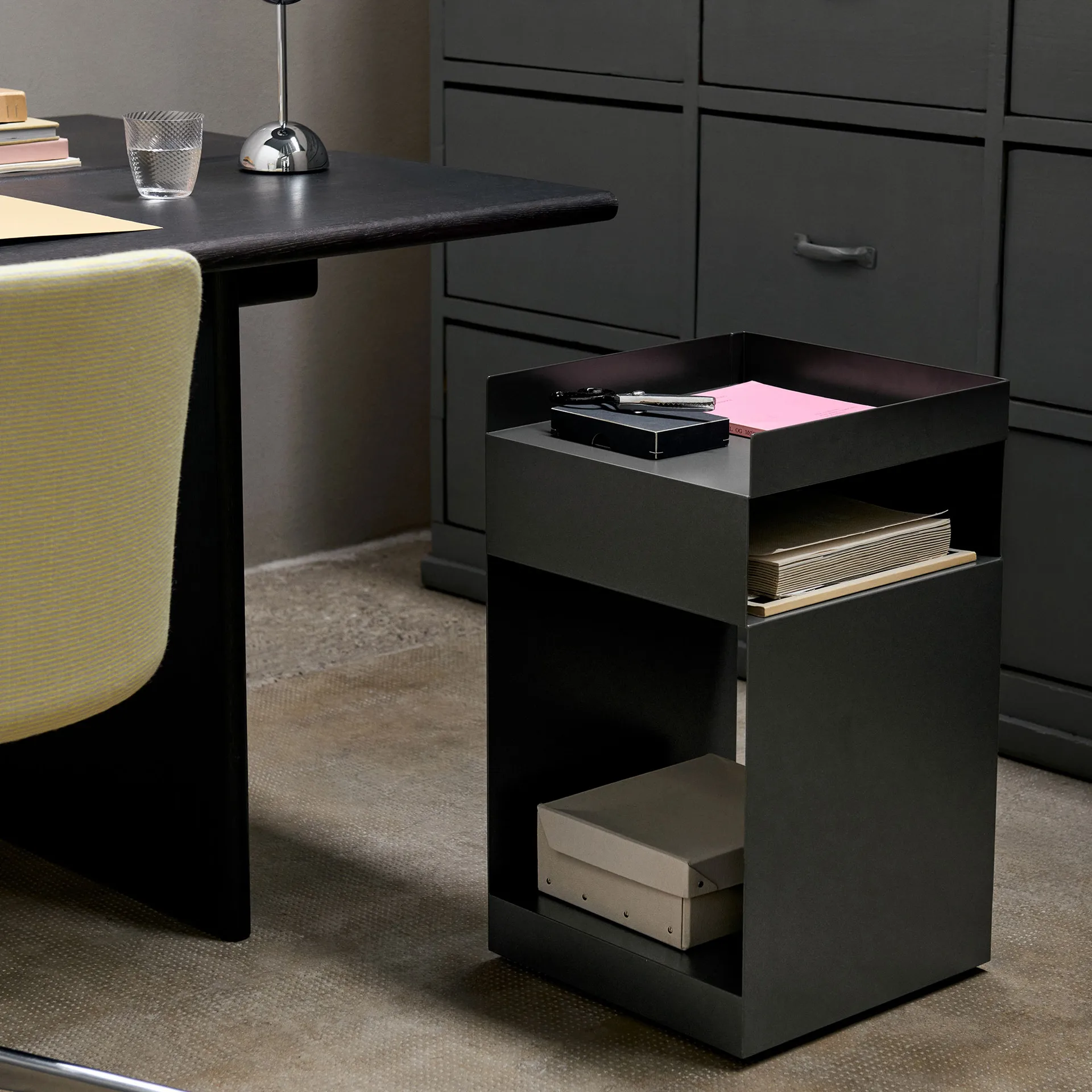 Carrello da servizio Rotate SC73, Stone grey &Tradition