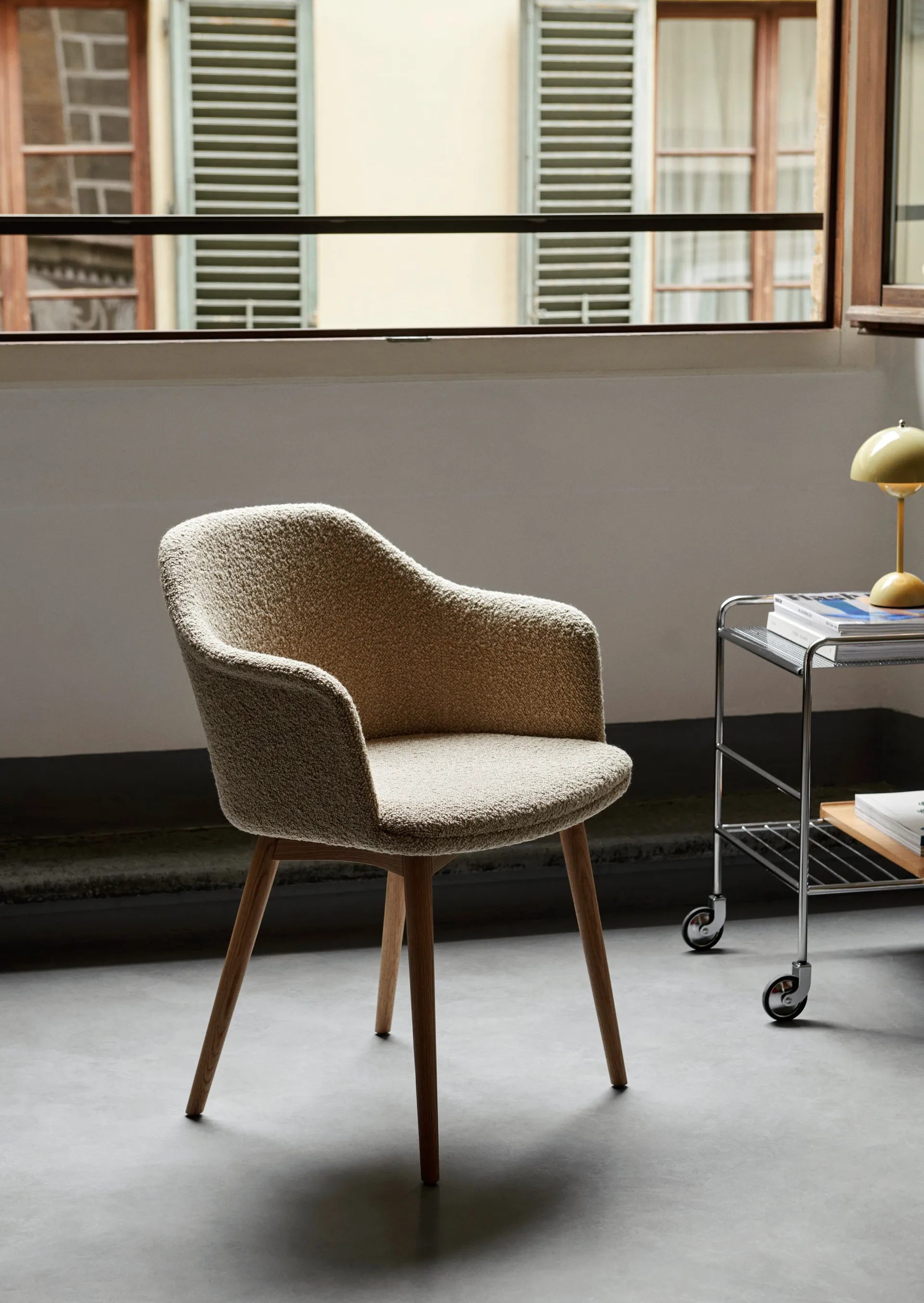 Carrello portaoggetti Alima in rovere verniciato, Chrome & lacquered oak &Tradition