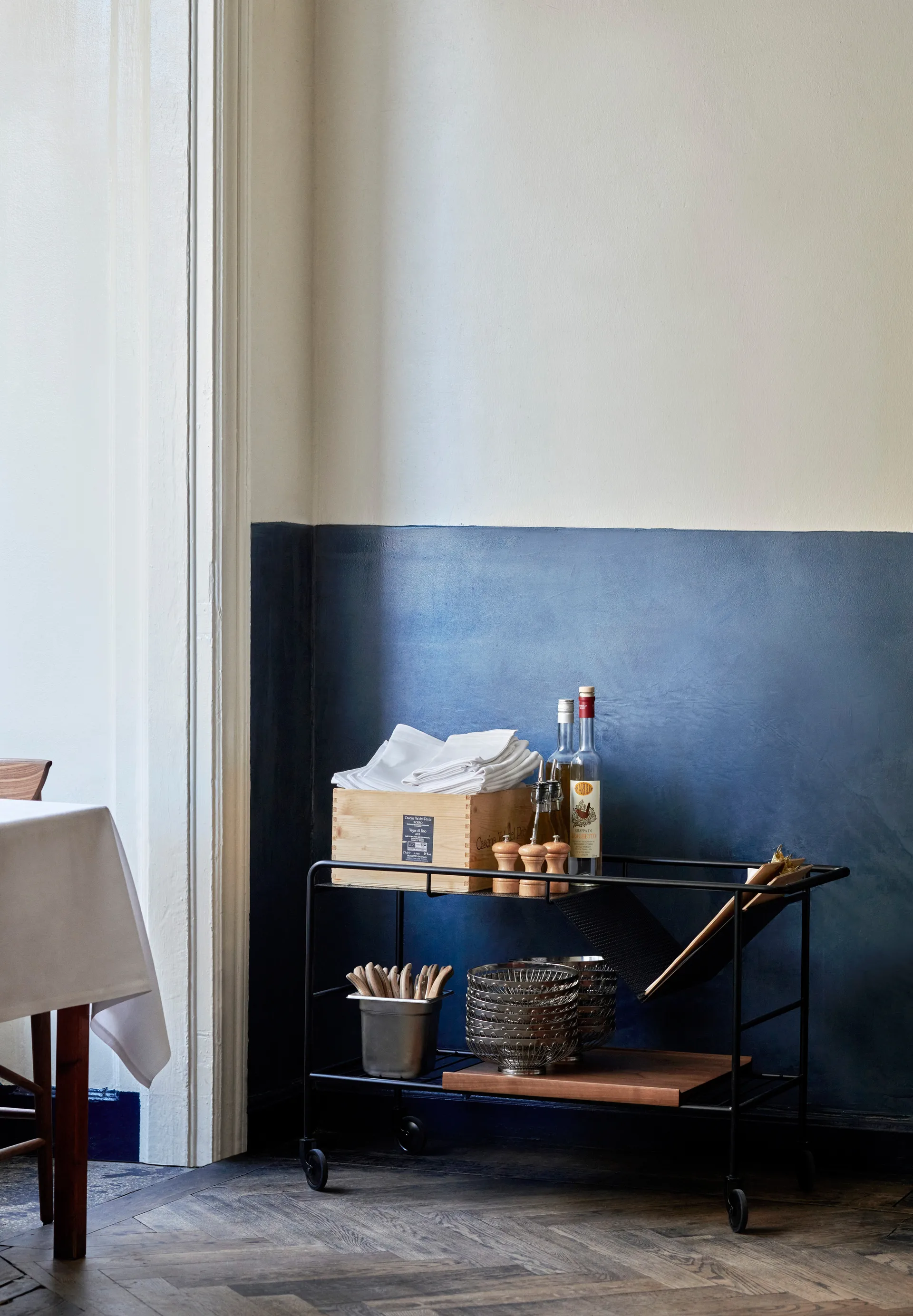 Carrello portaoggetti in noce laccato Alima, Nero e noce laccato &Tradition