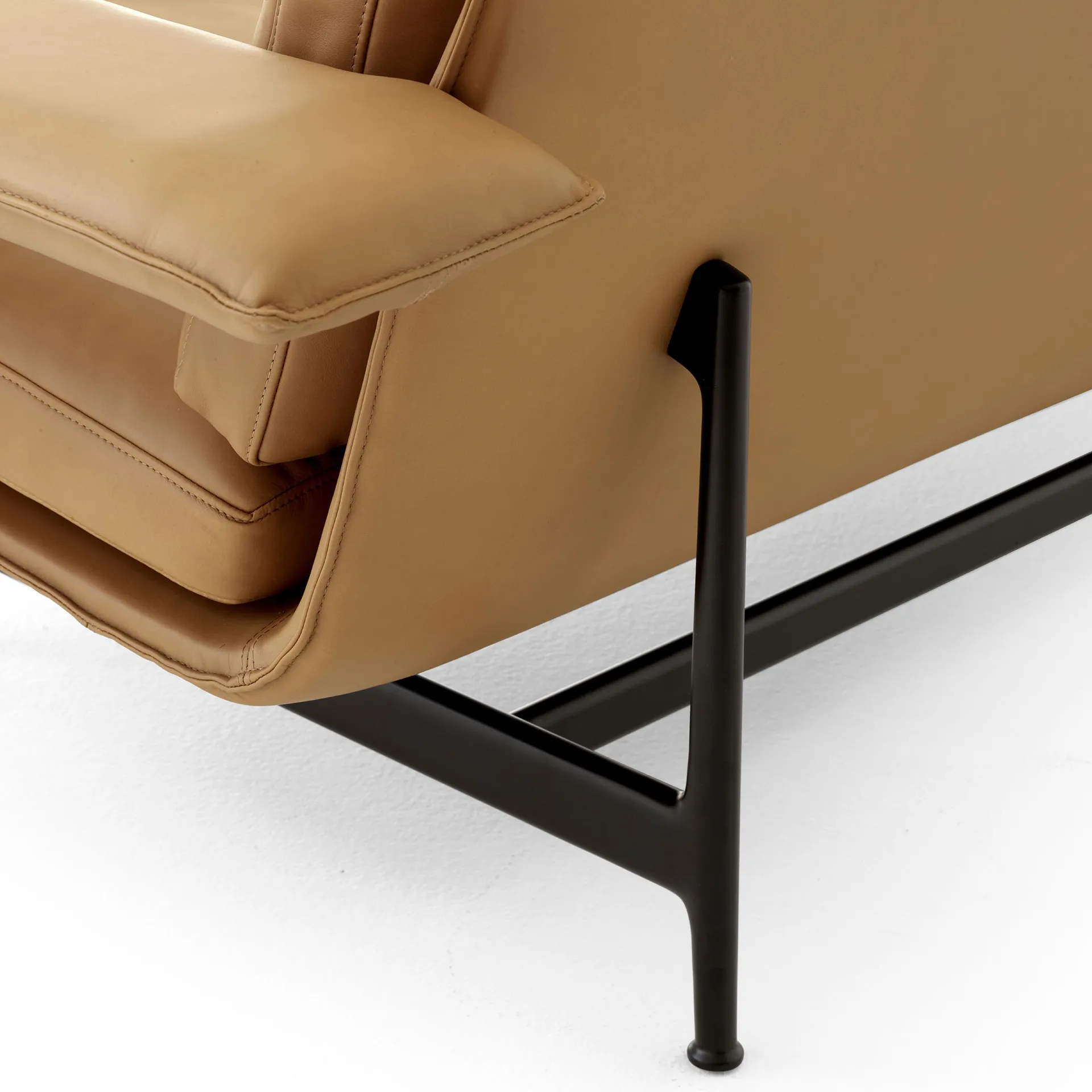 Divano a 2 posti Meantime AV30, Warm black-Noble leather Cognac &Tradition