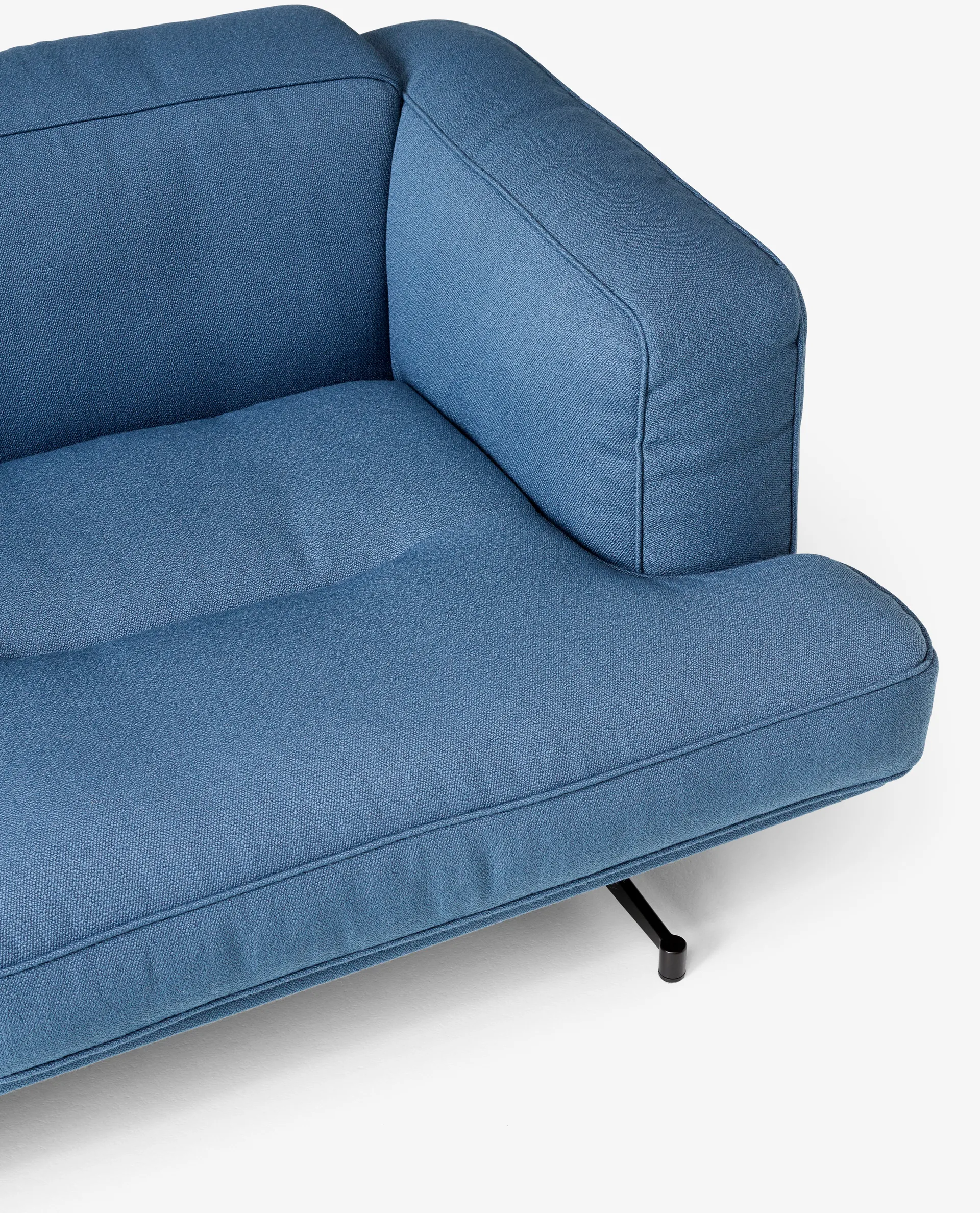 Divano a 3 posti Inland AV23, Vidar 4 Denim Blue 733, piedi neri &Tradition