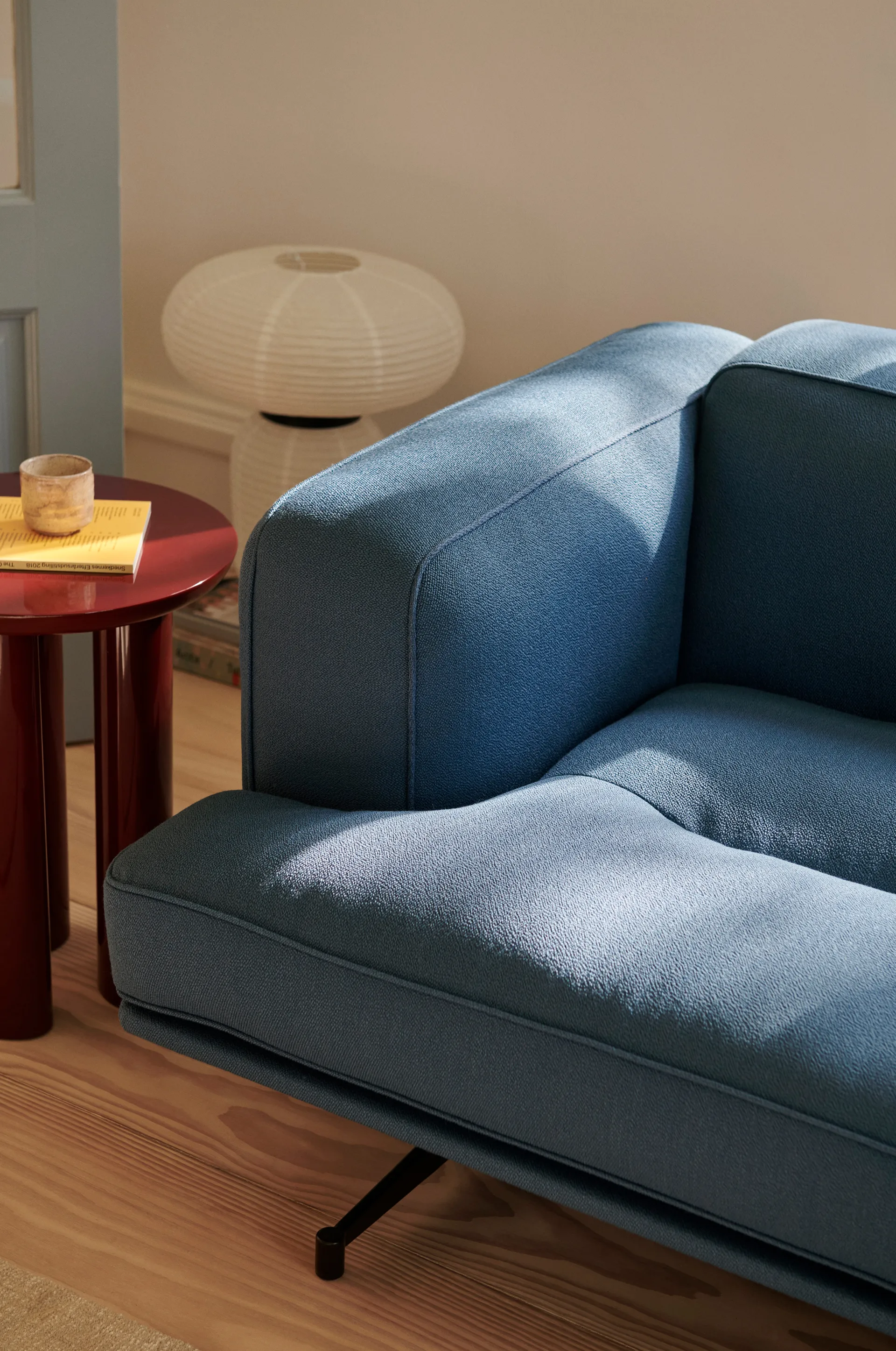 Divano a 3 posti Inland AV23, Vidar 4 Denim Blue 733, piedi neri &Tradition