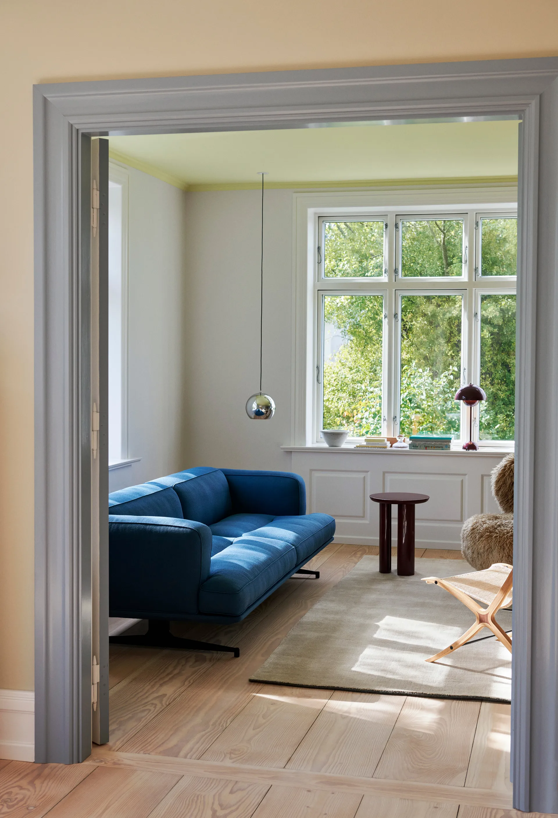 Divano a 3 posti Inland AV23, Vidar 4 Denim Blue 733, piedi neri &Tradition