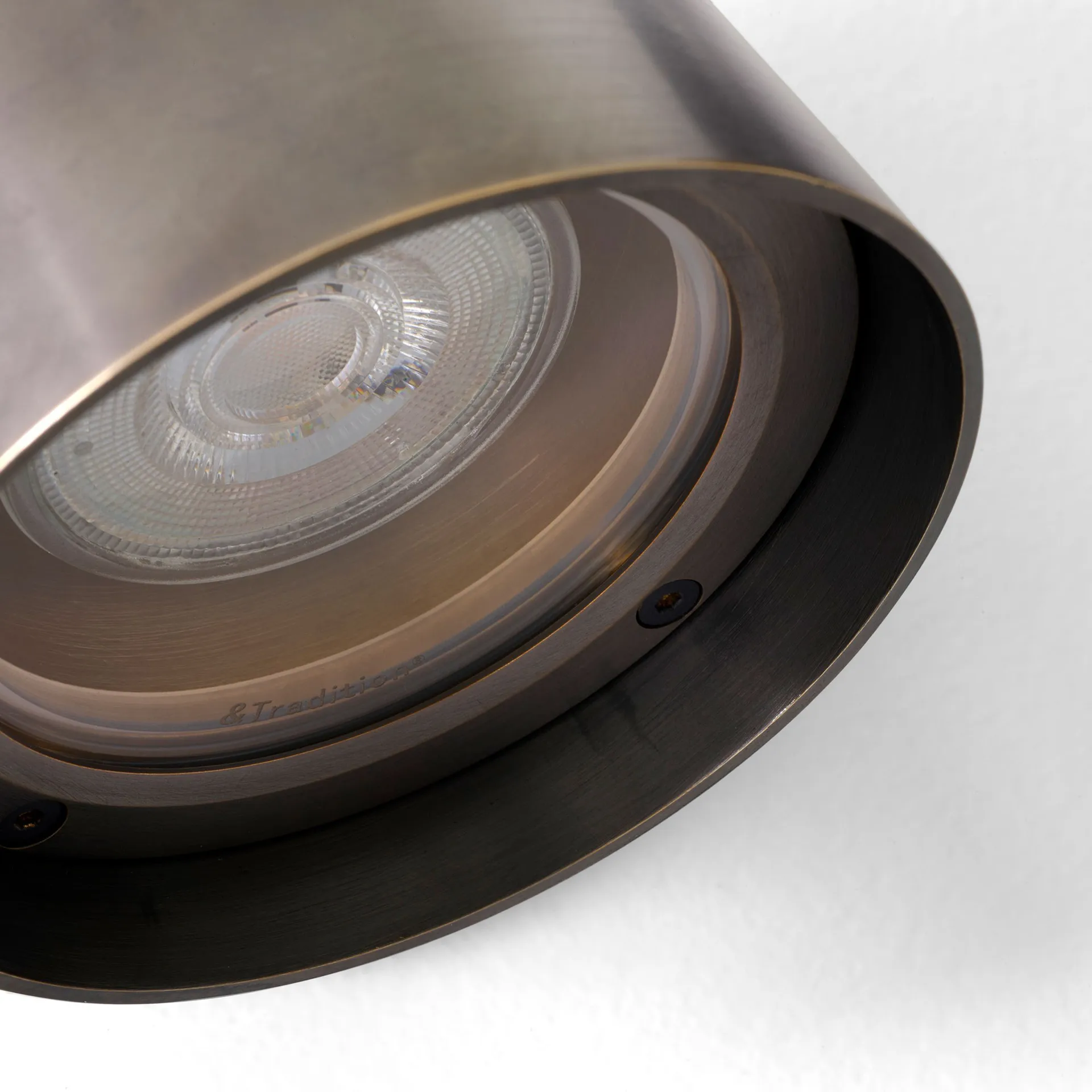 Lampada da parete Solid SC105, Bronzed brass &Tradition