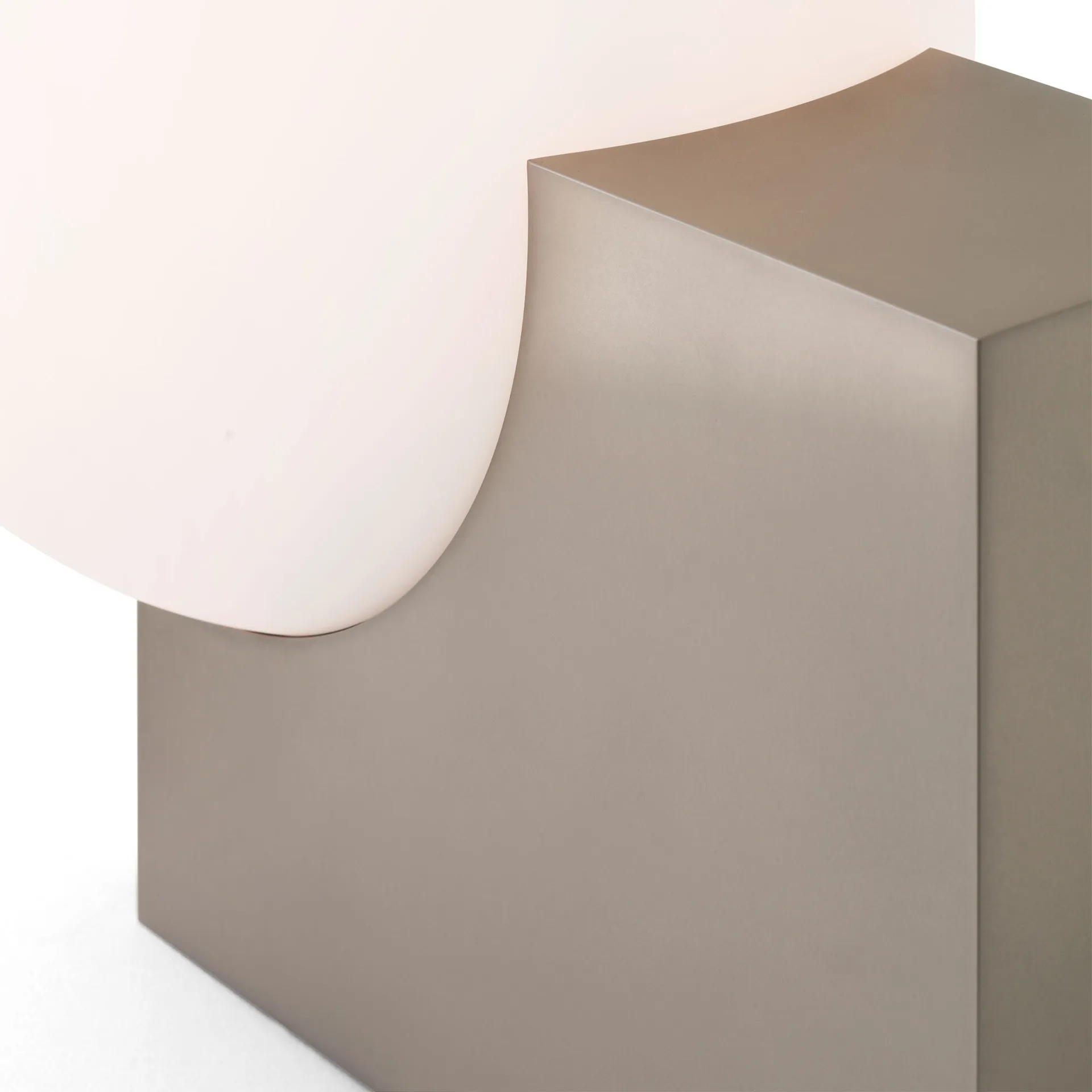 Lampada da pavimento Journey SHY4, Acciaio spazzolato-vetro opalino &Tradition