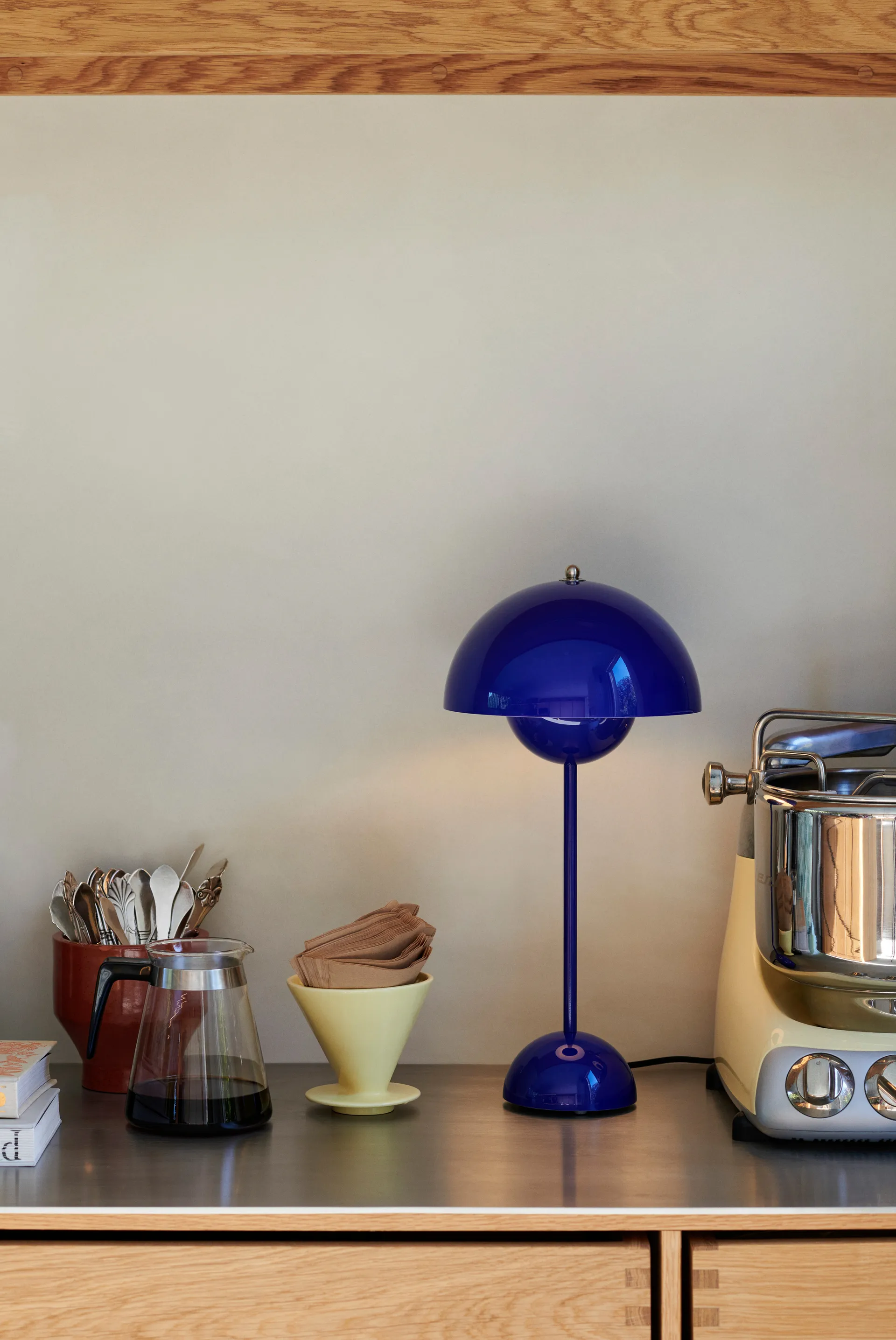 Lampada da tavolo FlowerPot VP3, Cobalt blue &Tradition