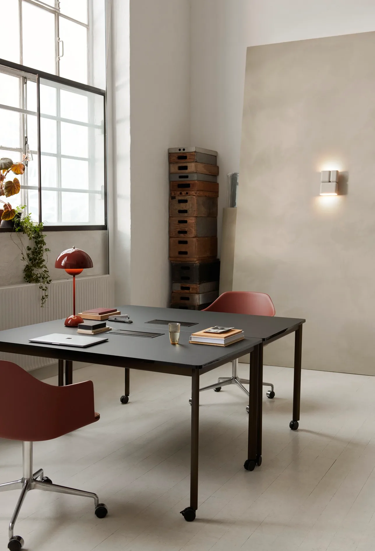 Lampada da tavolo FlowerPot VP3, Vermilion red &Tradition