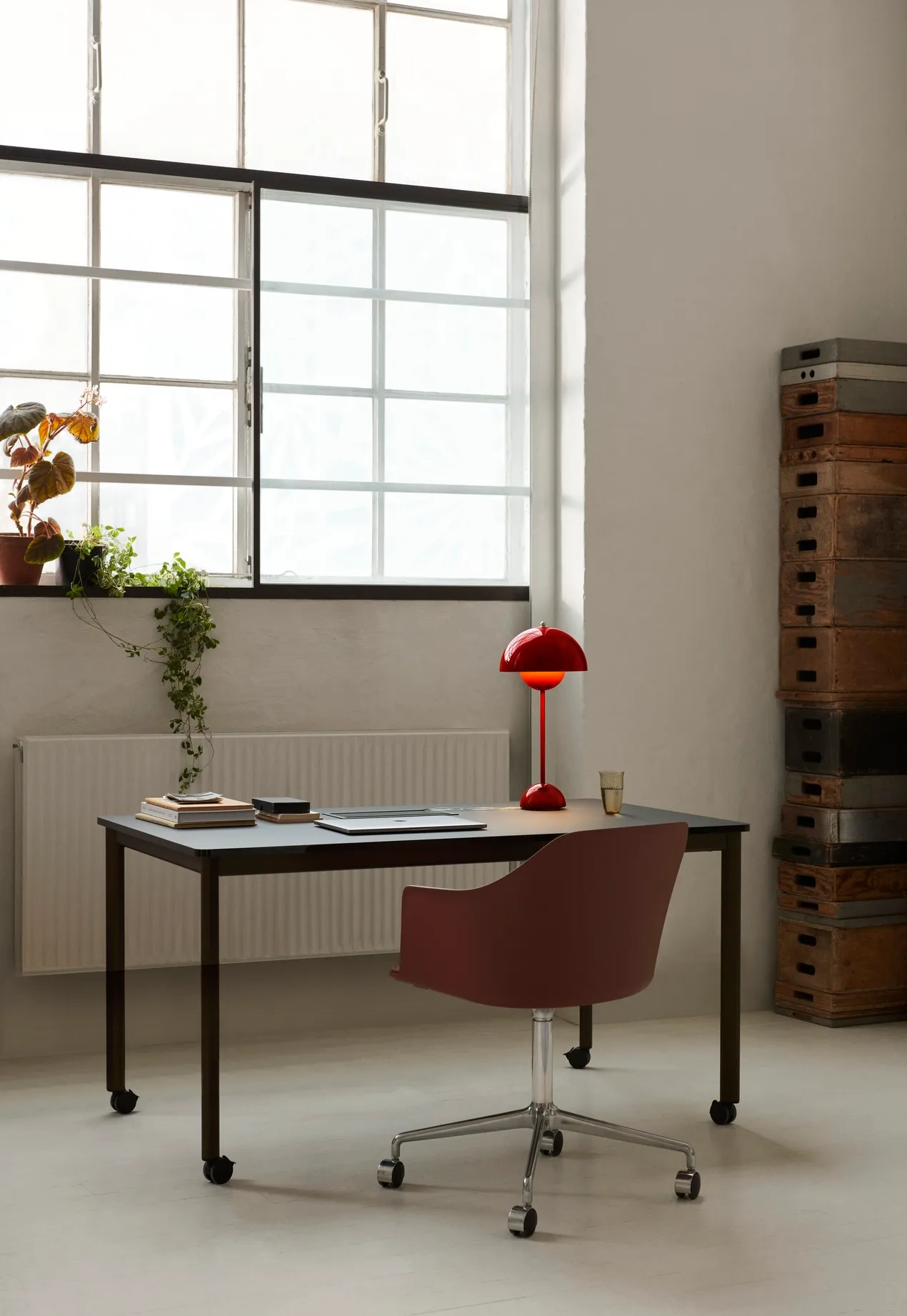 Lampada da tavolo FlowerPot VP3, Vermilion red &Tradition