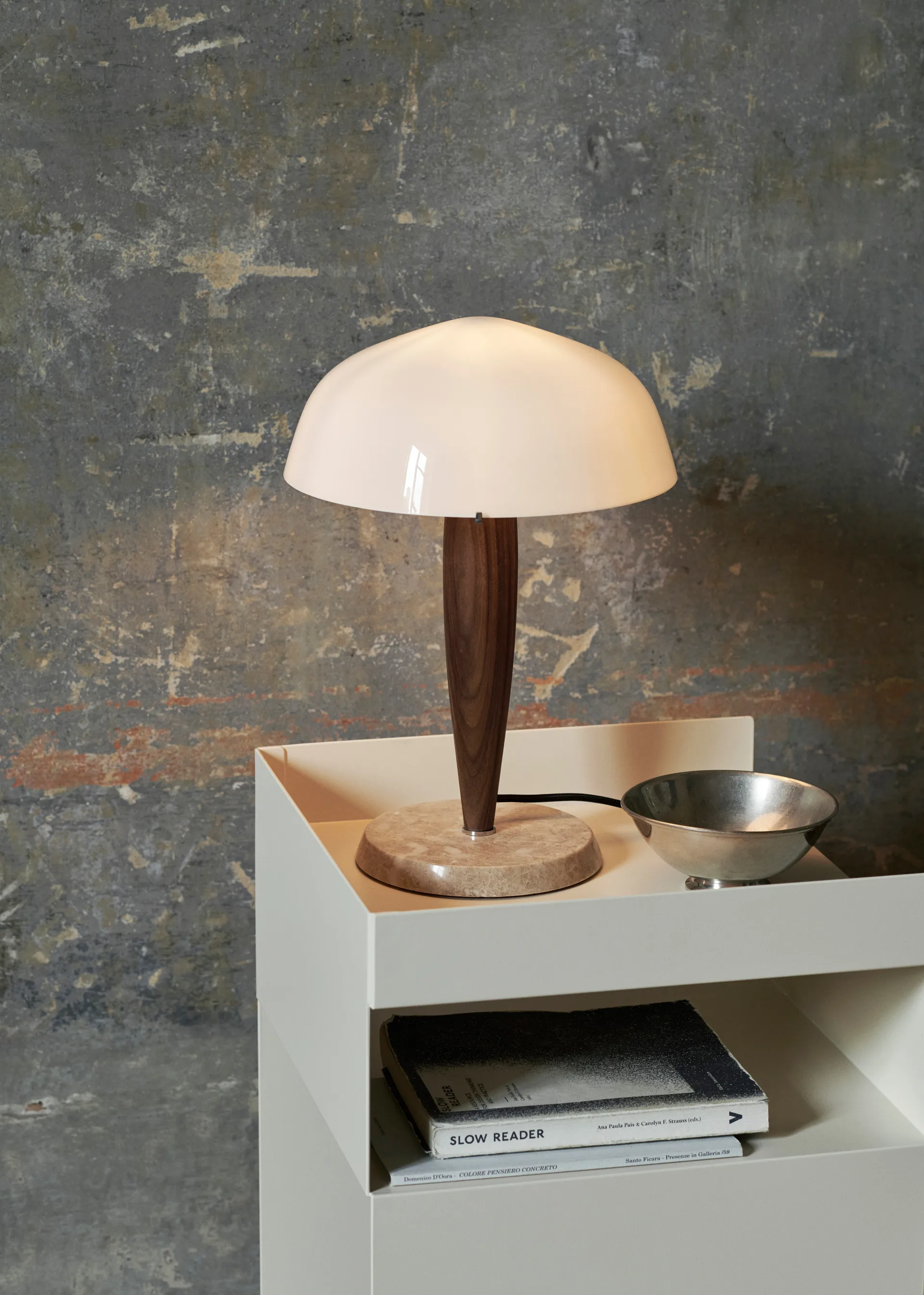 Lampada da tavolo Herman SHY3, walnut & cream marble, cavo in tessuto &Tradition