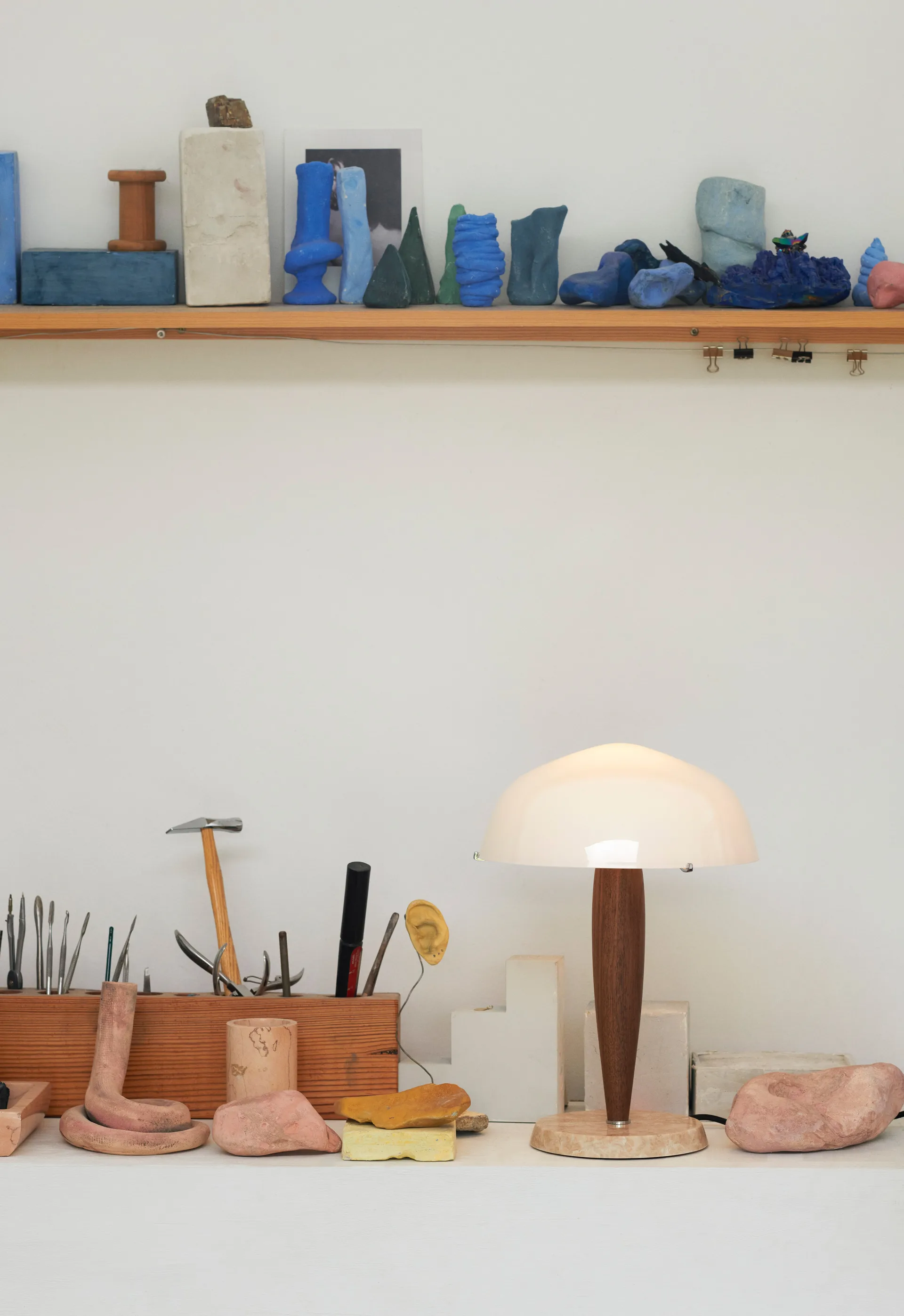 Lampada da tavolo Herman SHY3, walnut & cream marble, cavo in tessuto &Tradition