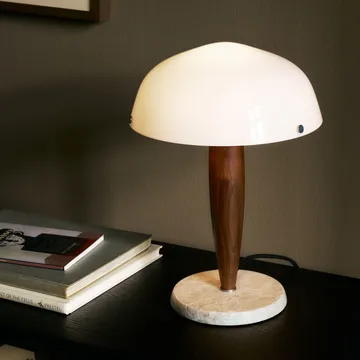 Lampada da tavolo Herman SHY3 - walnut & cream marble, cavo in tessuto - &Tradition
