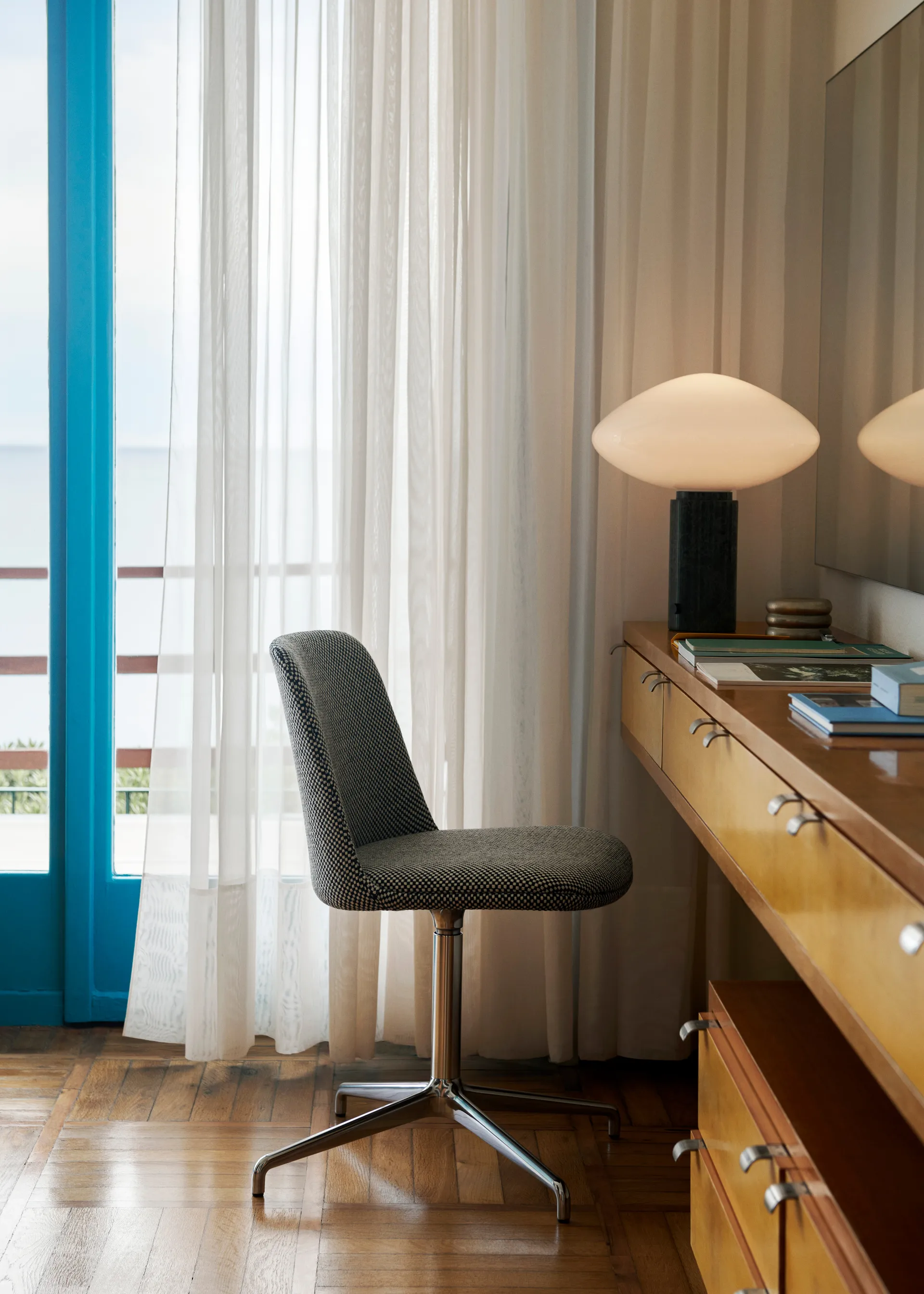 Lampada da tavolo Mist AP17 Ø 37 cm, Bianco opaco, verde Guatemala &Tradition