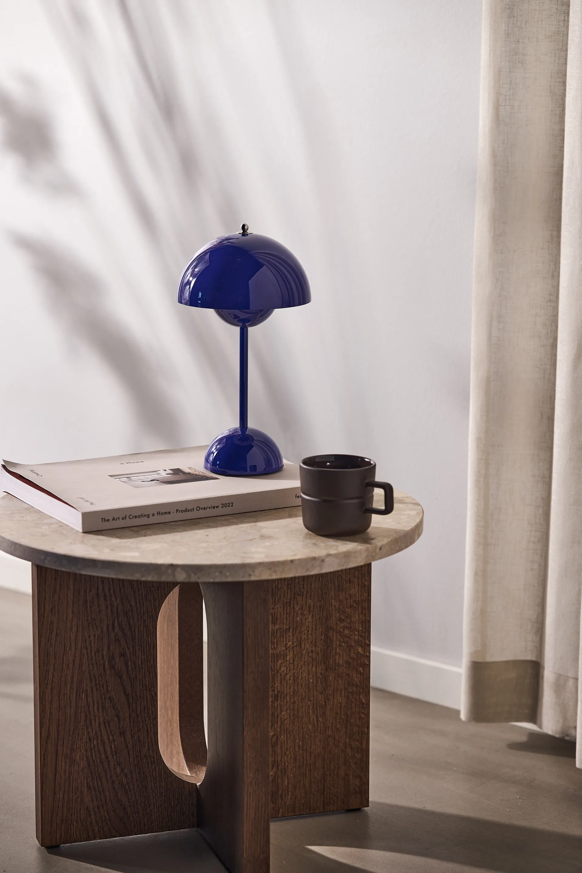 Lampada da tavolo portatile Flowerpot VP9, Cobalt blue &Tradition