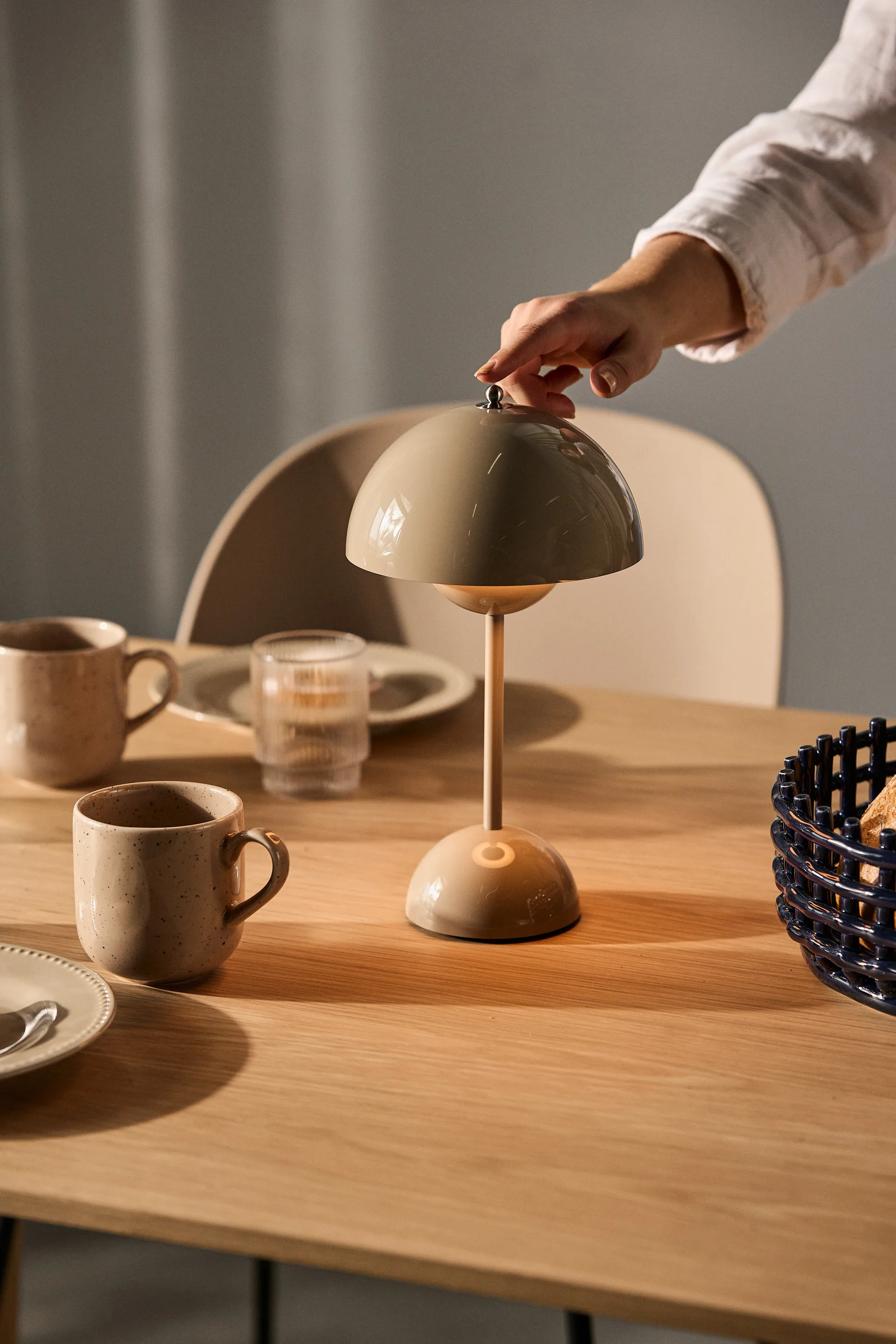 Lampada da tavolo portatile Flowerpot VP9, grigio beige &Tradition