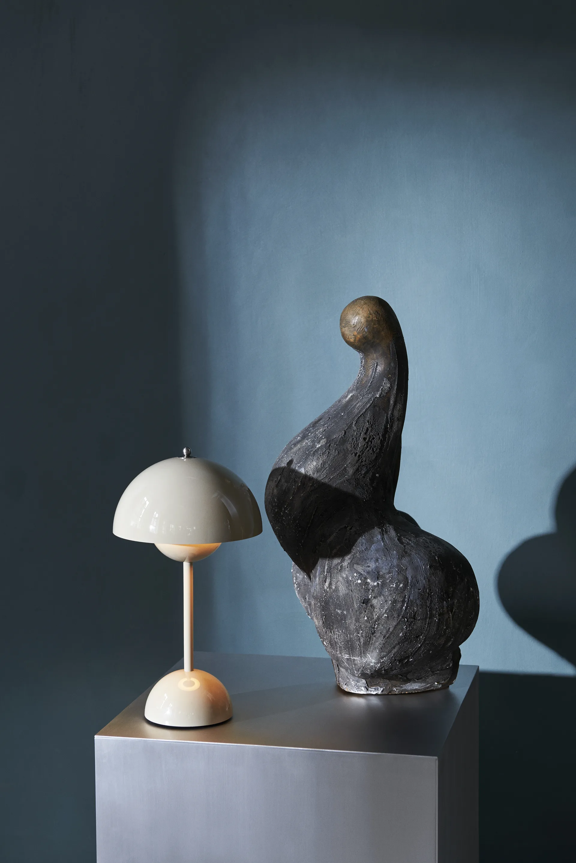 Lampada da tavolo portatile Flowerpot VP9, grigio beige &Tradition