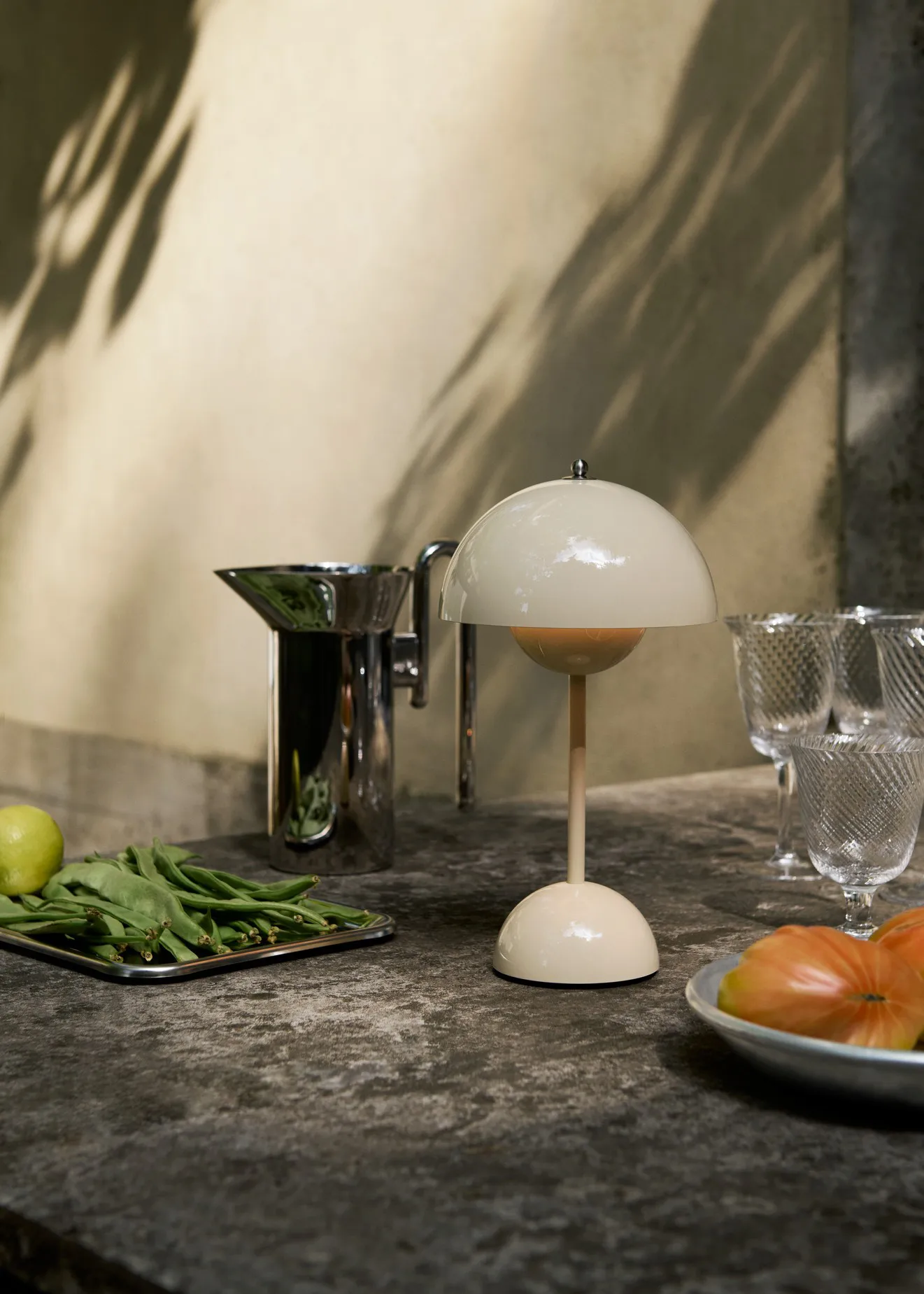 Lampada da tavolo portatile Flowerpot VP9, Ivory &Tradition