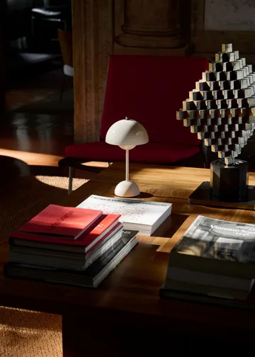 Lampada da tavolo portatile Flowerpot VP9 - Ivory - &Tradition