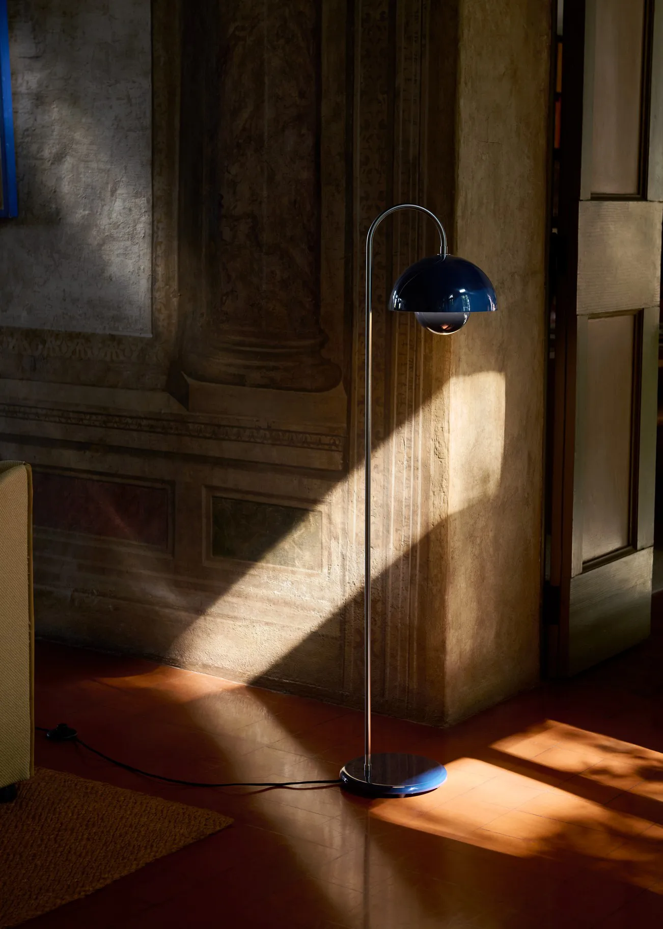 Lampada da terra Flowerpot VP12, Steel blue &Tradition