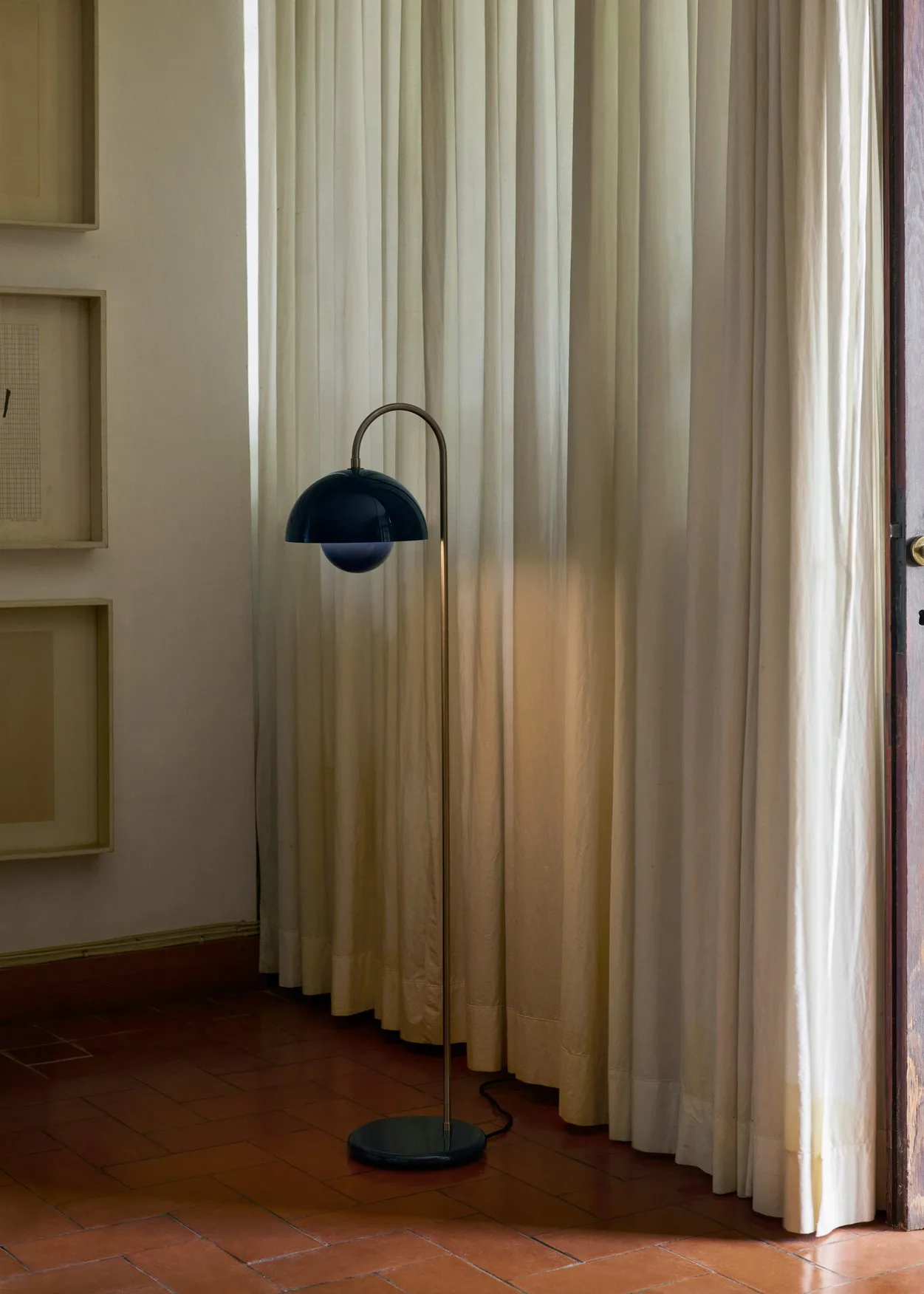 Lampada da terra Flowerpot VP12, Steel blue &Tradition