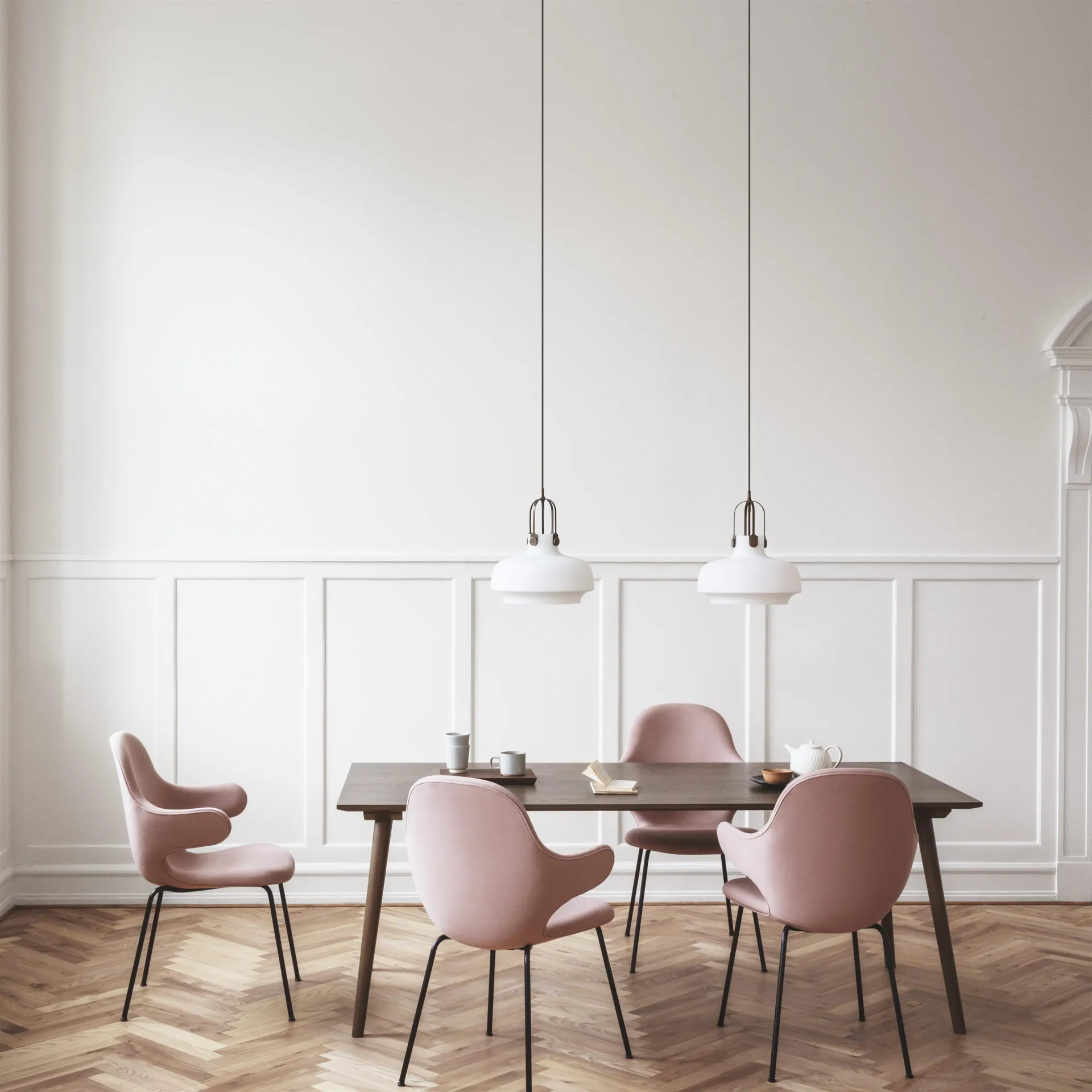 Lampadario Copenhagen SC6, vetro opalino-ottone &Tradition