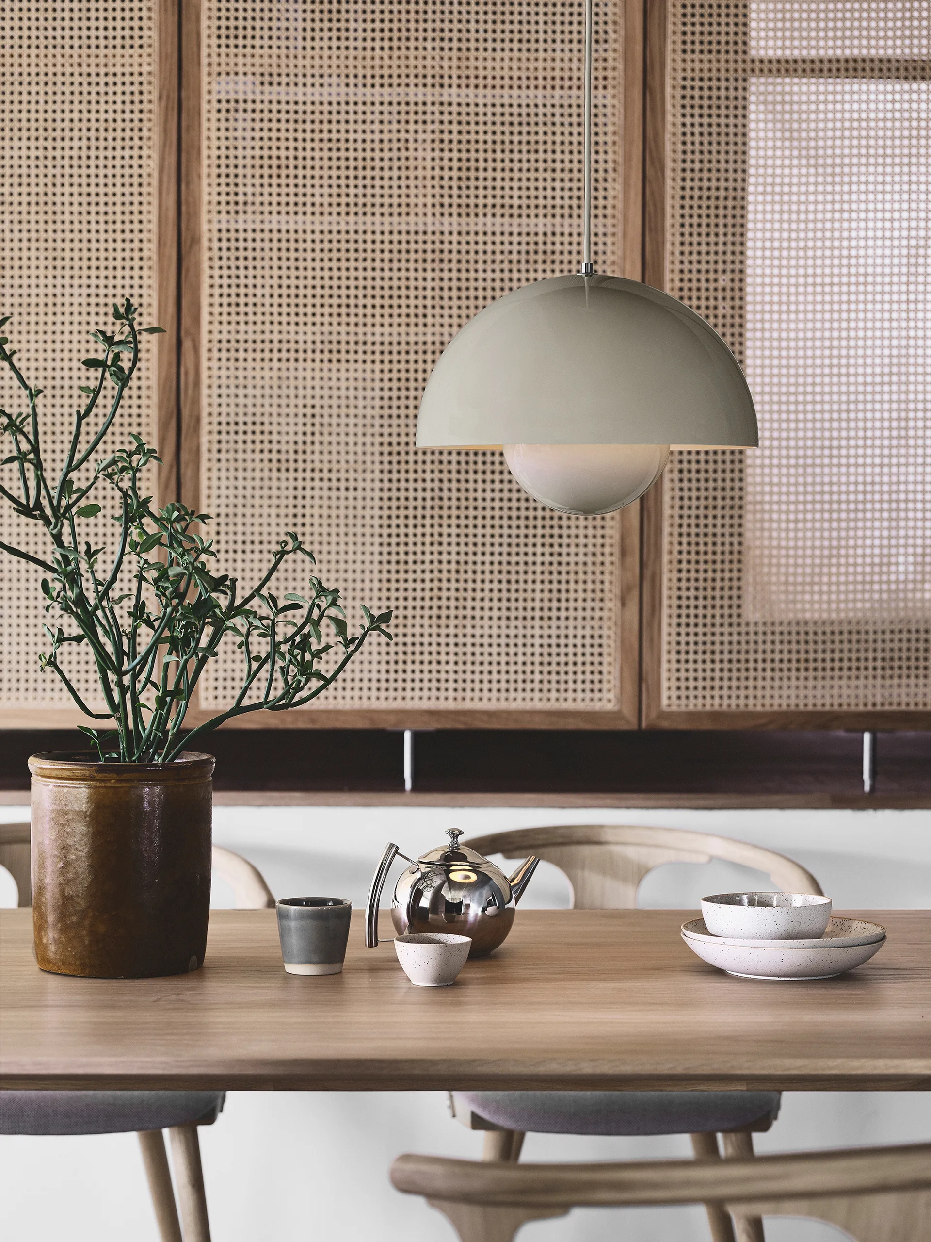 Lampadario Flowerpot VP7, beige-rosso &Tradition