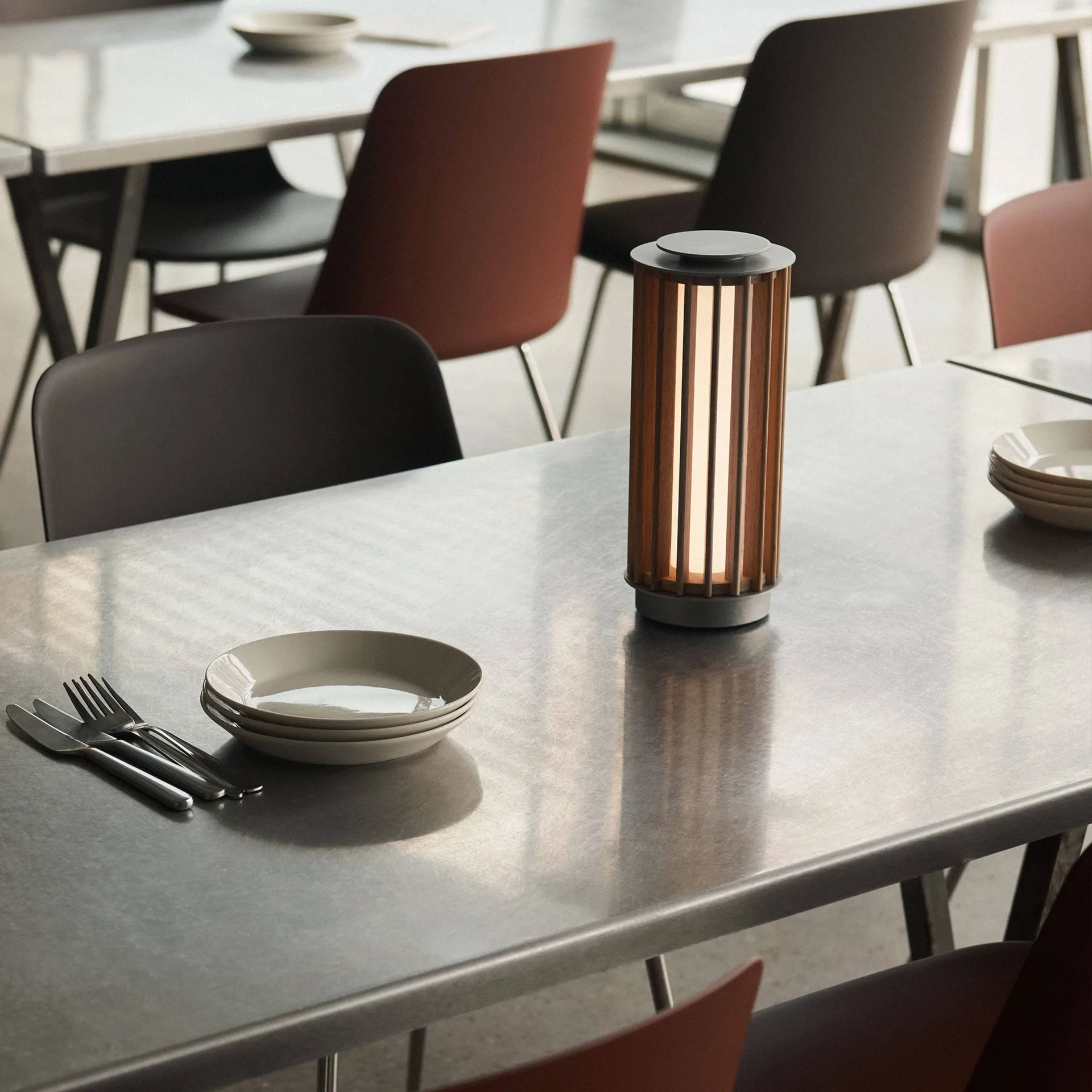 Numbra TY3 lampada da tavolo portatile, Rovere laccato-alluminio burattato &Tradition