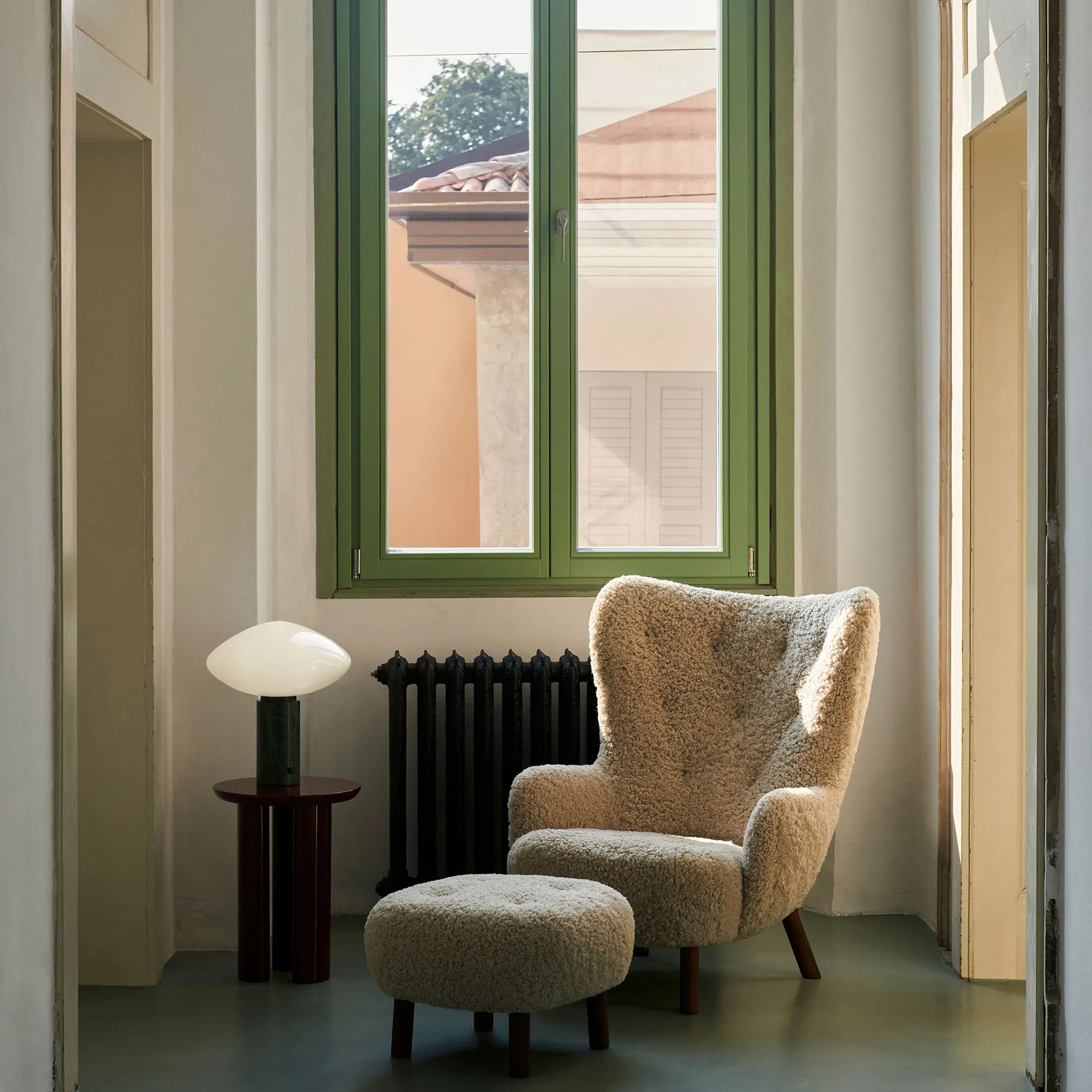 Petra VB3 Poltrona alta con pouf ATD1, Noce oliata-Sheepskin Moonlight &Tradition