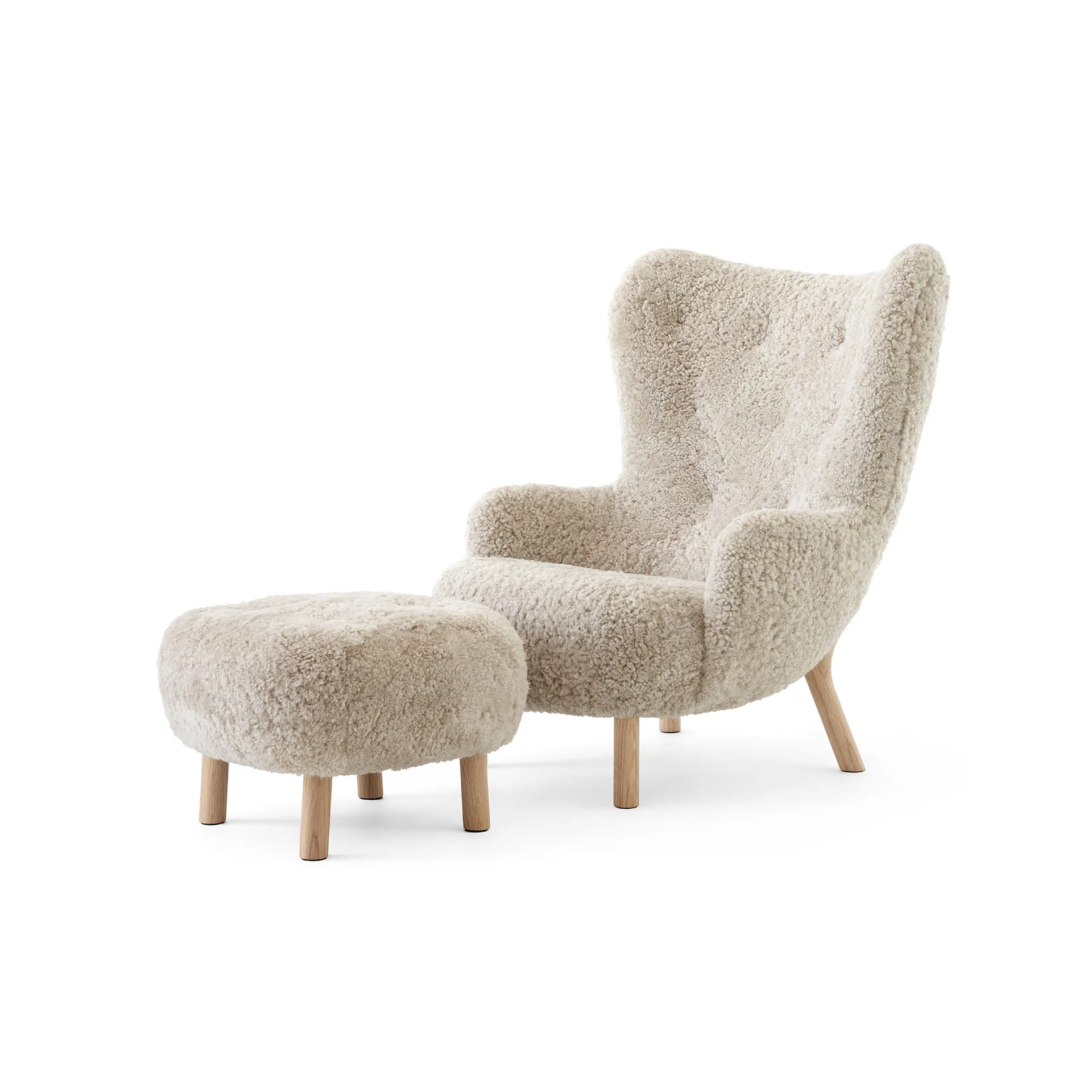 Petra VB3 Poltrona alta con pouf ATD1, Rovere oliato-Sheepskin Moonlight &Tradition