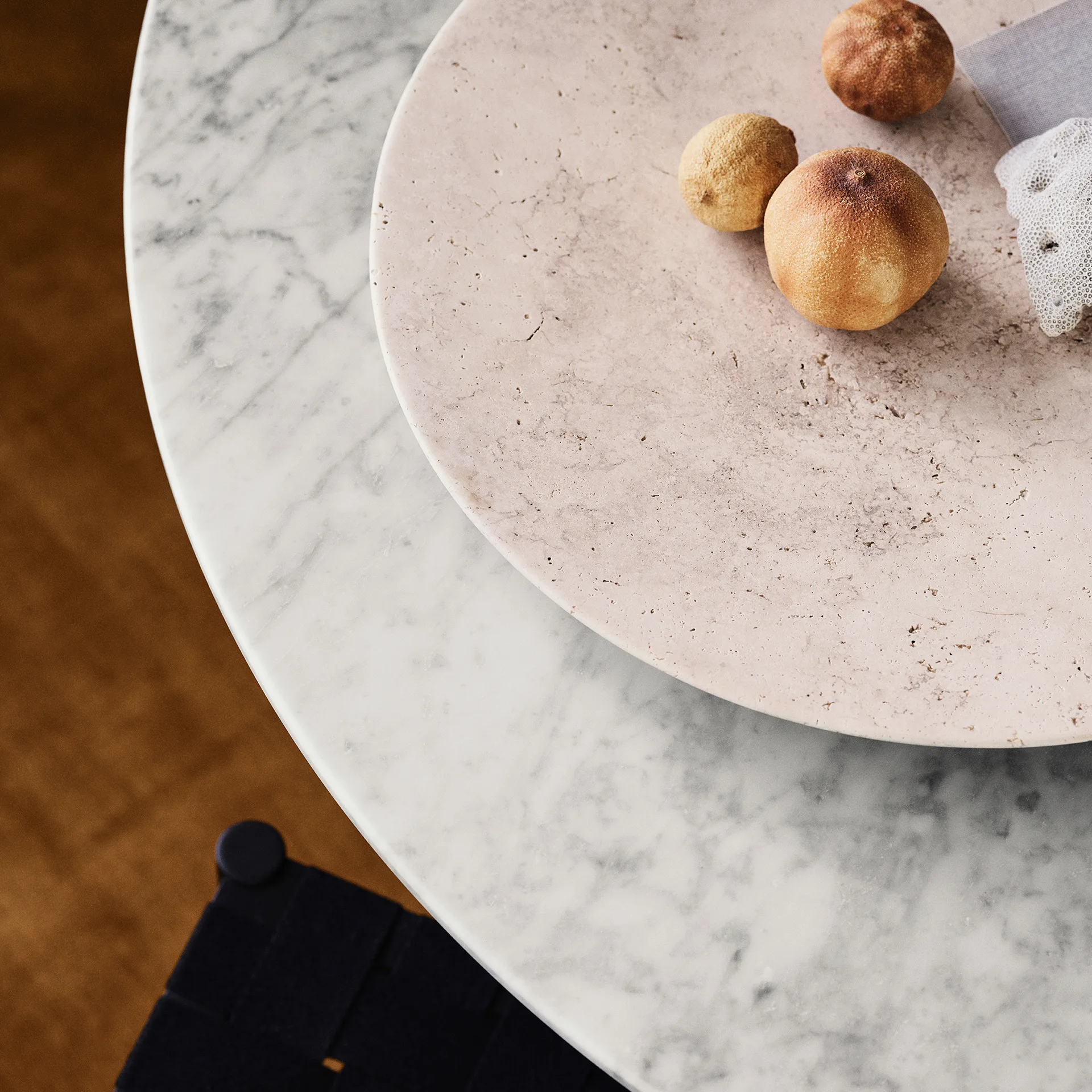 Piastra in travertino SC55, Ø 50 cm
​ &Tradition