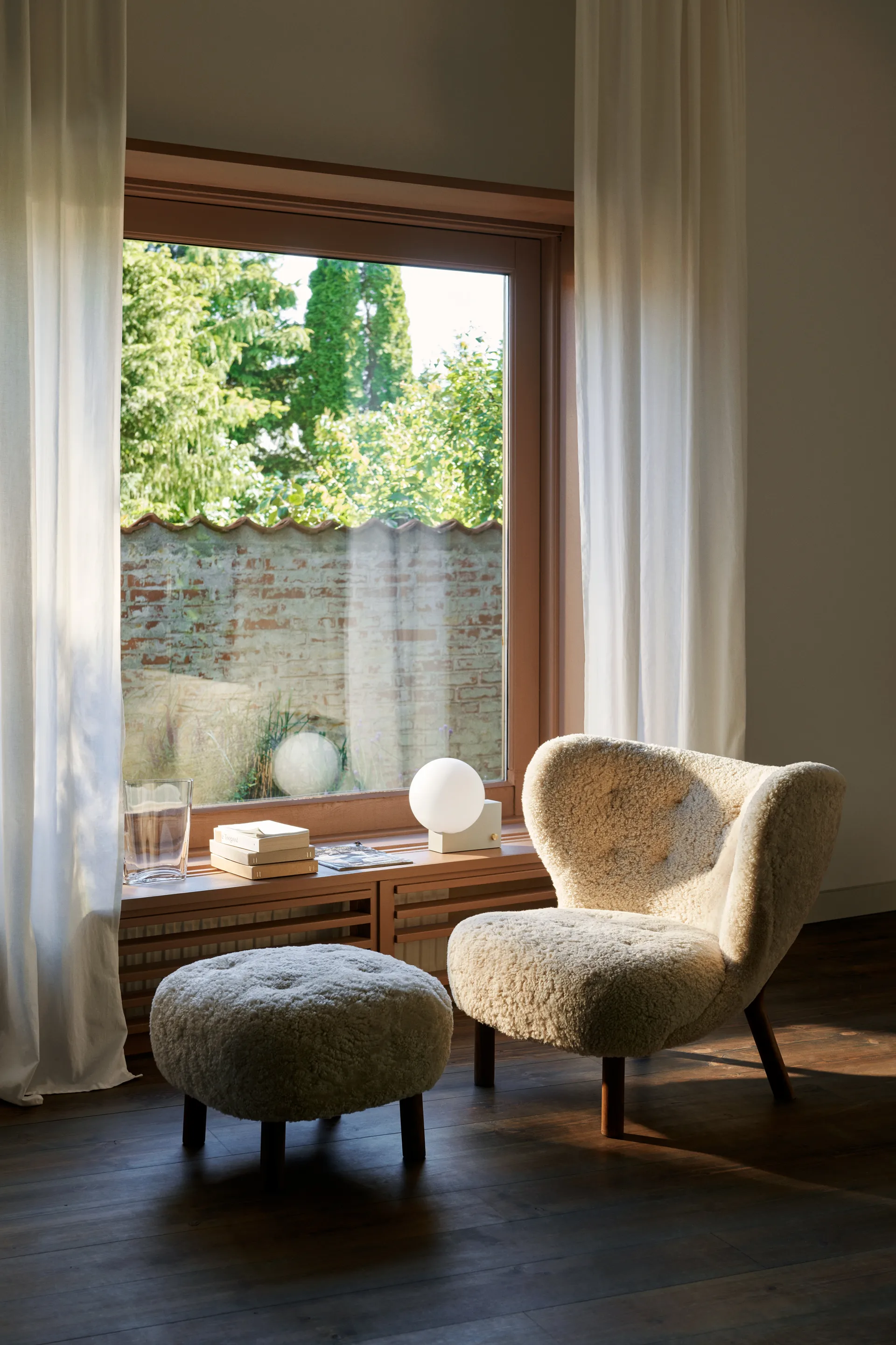 Poltrona Little Petra VB1 con pouf incluso ATD1, Noce oliato, Moonlight &Tradition
