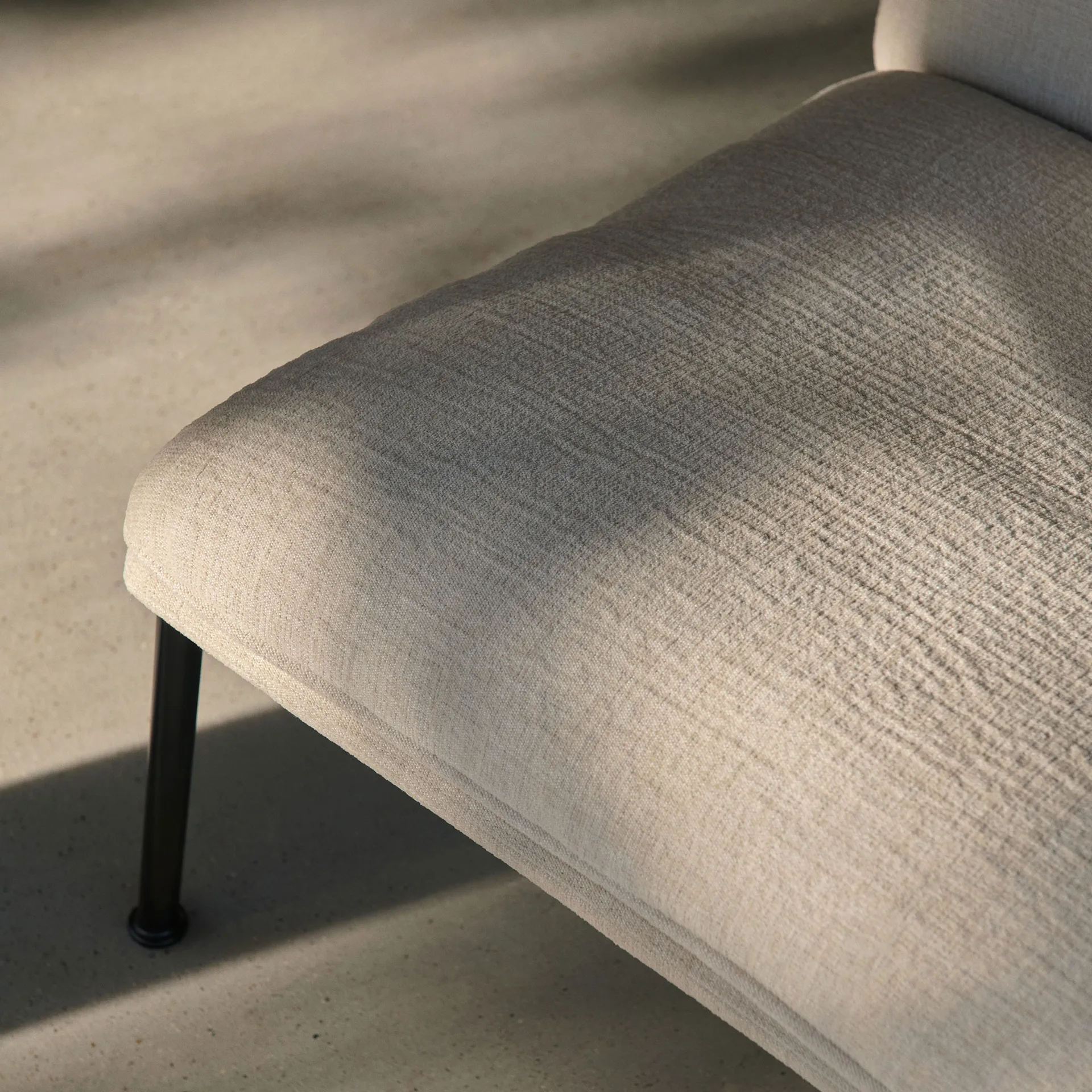 Poltrona lounge Muno LN16 High back, Warm black-Cifrado 0221 &Tradition