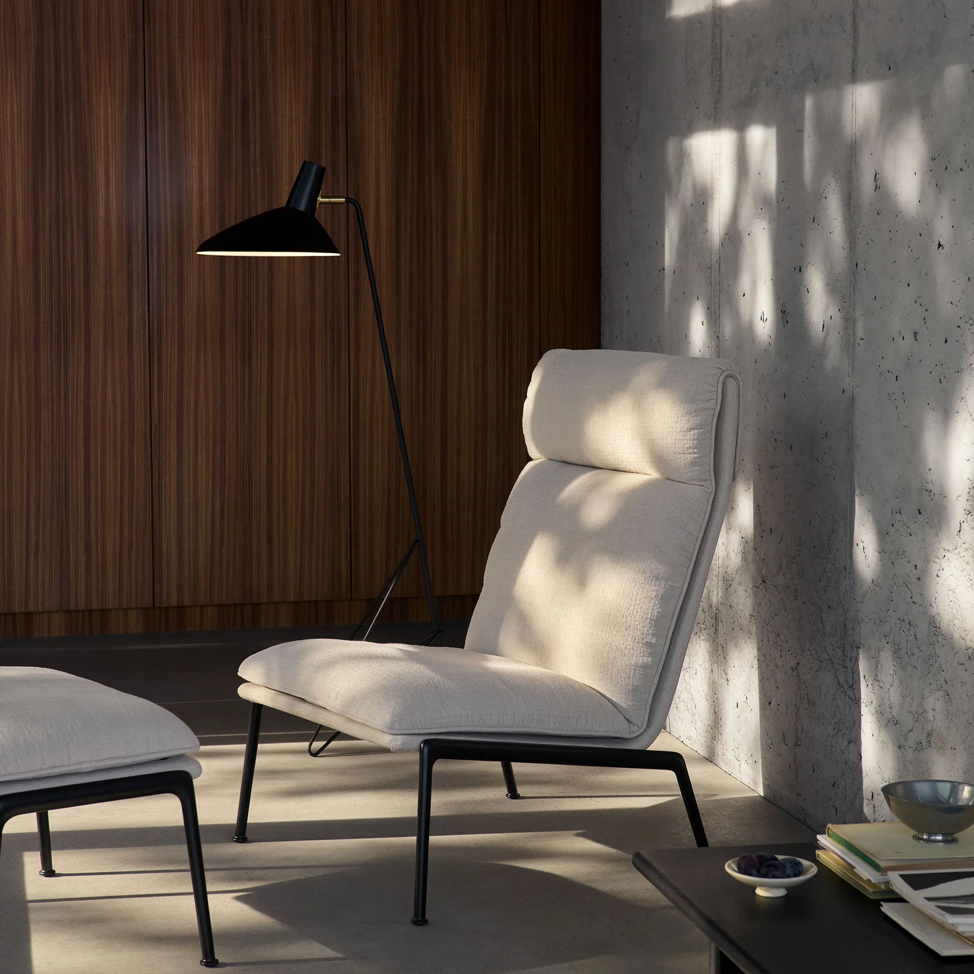 Poltrona lounge Muno LN16 High back, Warm black-Cifrado 0221 &Tradition