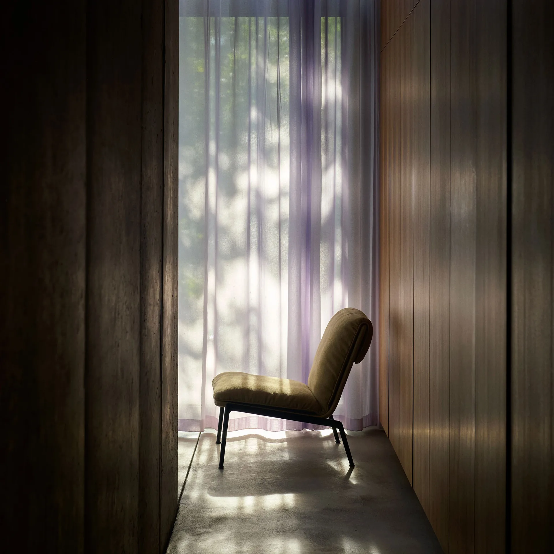 Poltrona lounge Muno LN18, Warm black-Clay 0007 &Tradition