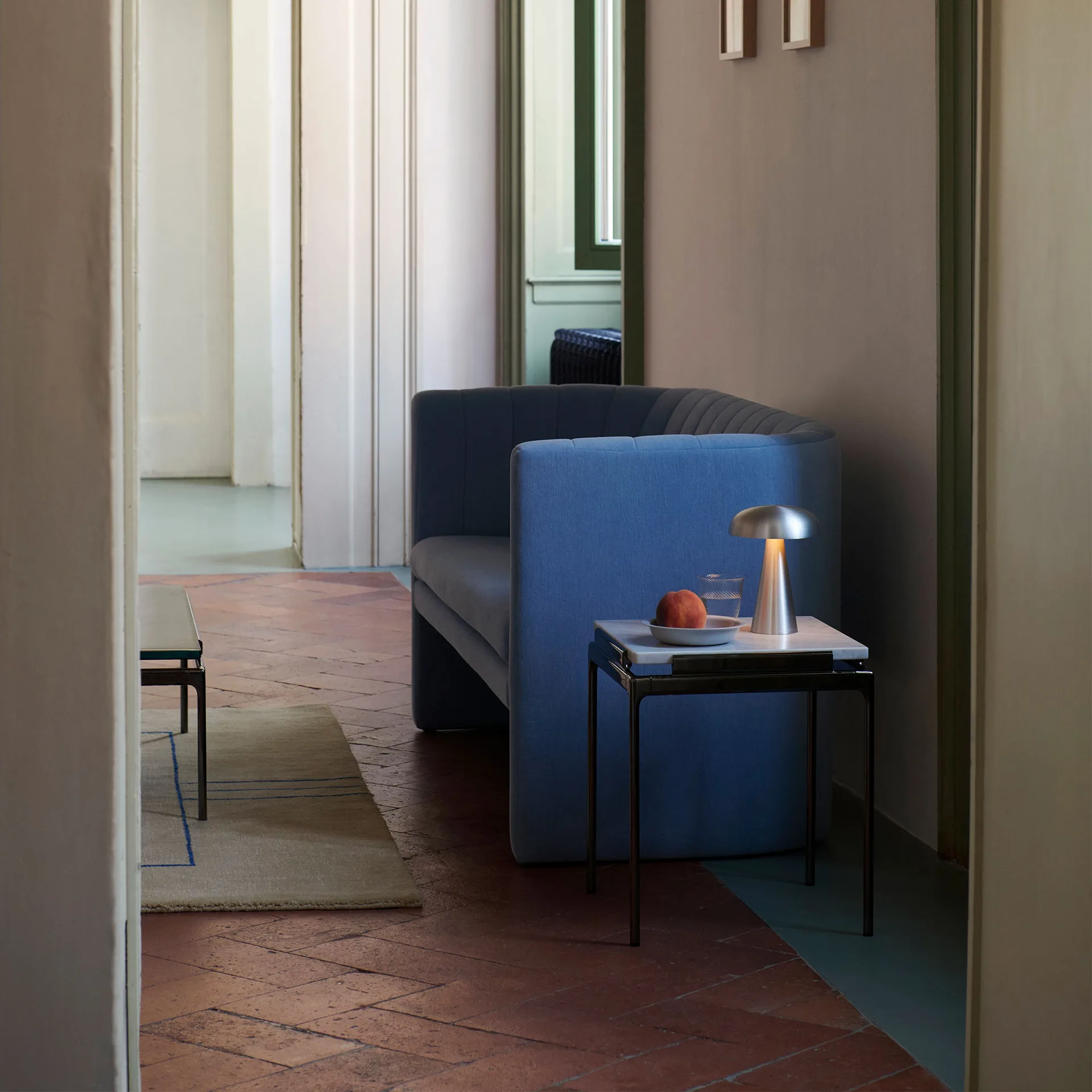 Sett LN11 tavolino, Bianco carrara-cromato scuro &Tradition