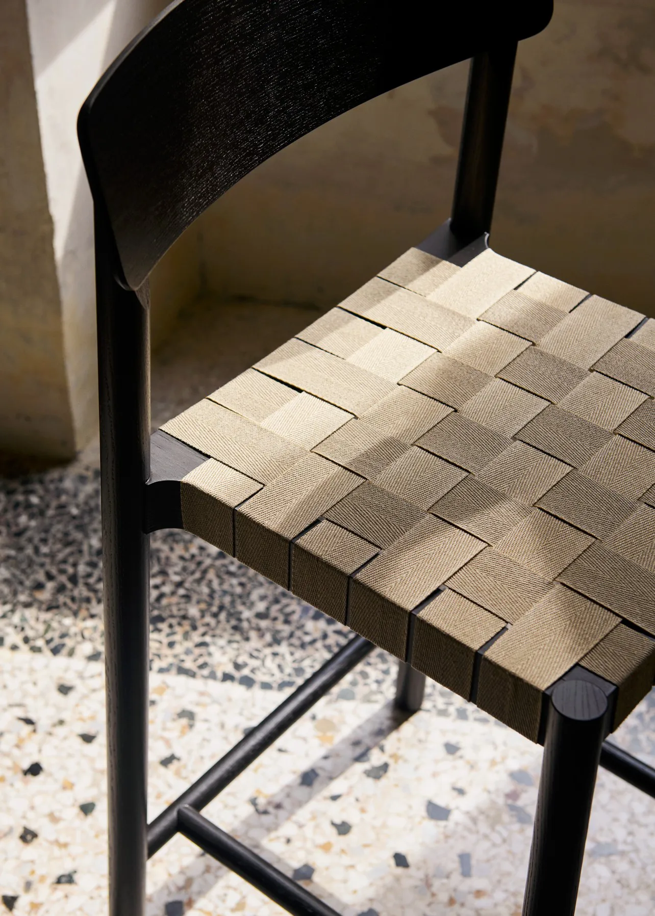 Sgabello da bar Betty TK12 Counter Chair 65 cm, Lino naturale-frassino laccato nero &Tradition