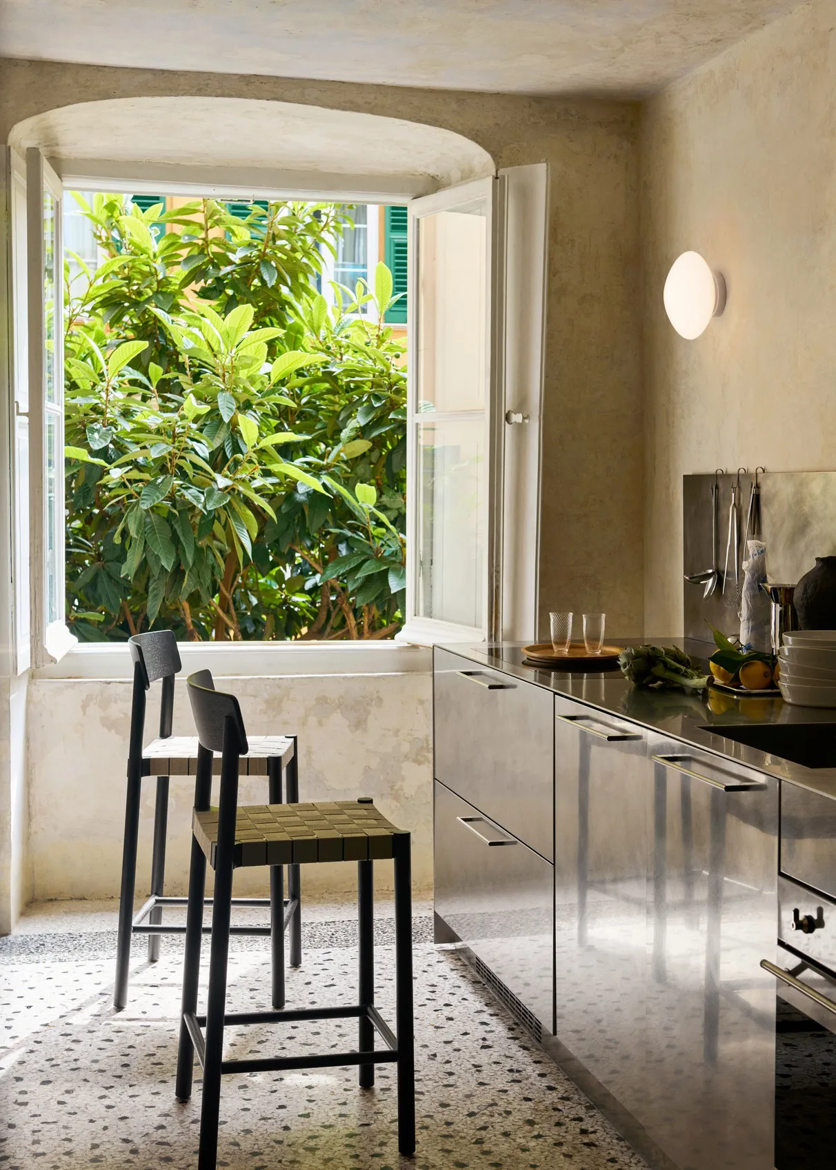 Sgabello da bar Betty TK12 Counter Chair 65 cm, Lino naturale-frassino laccato nero &Tradition