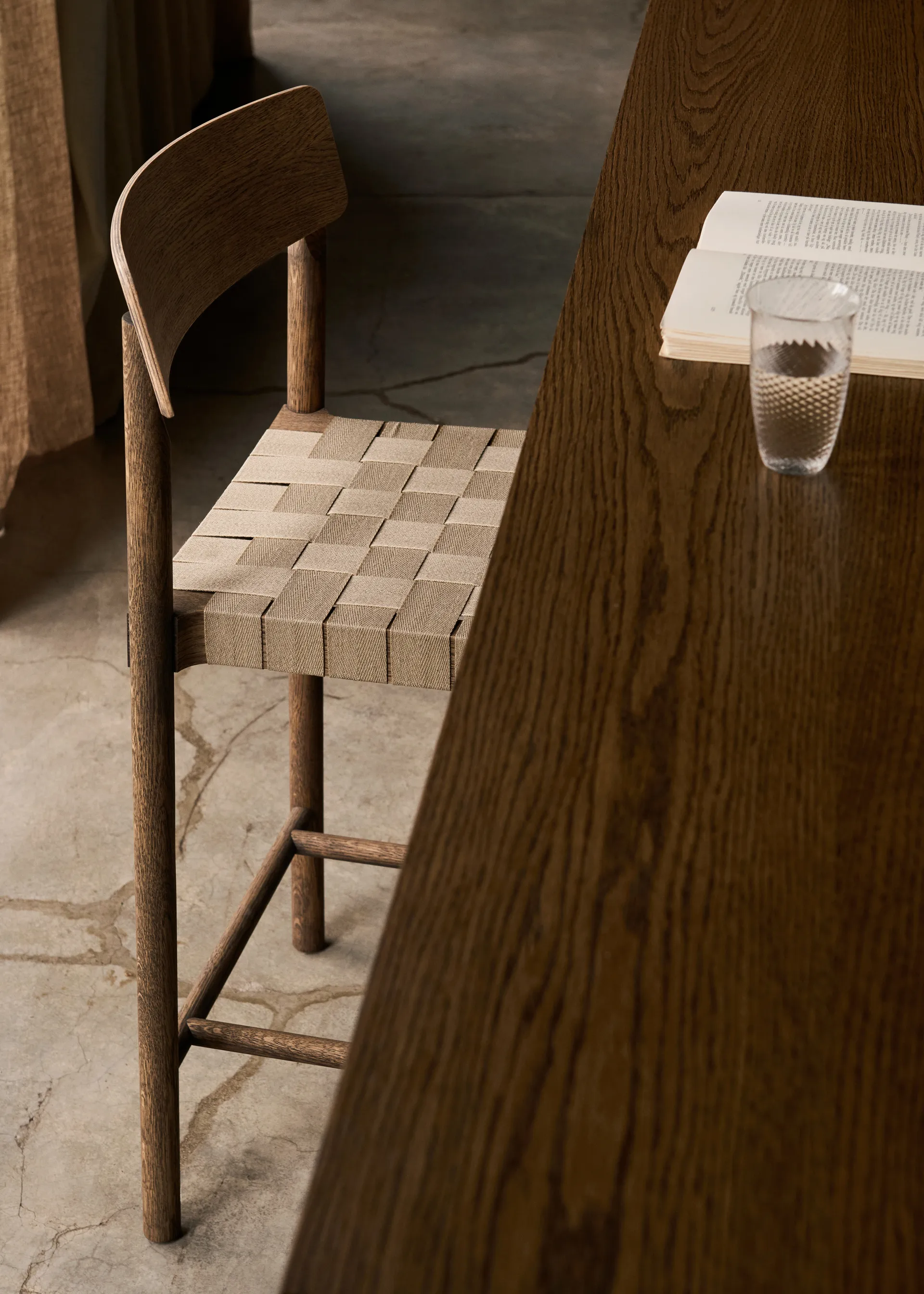 Sgabello da bar Betty TK12 Counter Chair 65 cm, Lino naturale-rovere affumicato &Tradition
