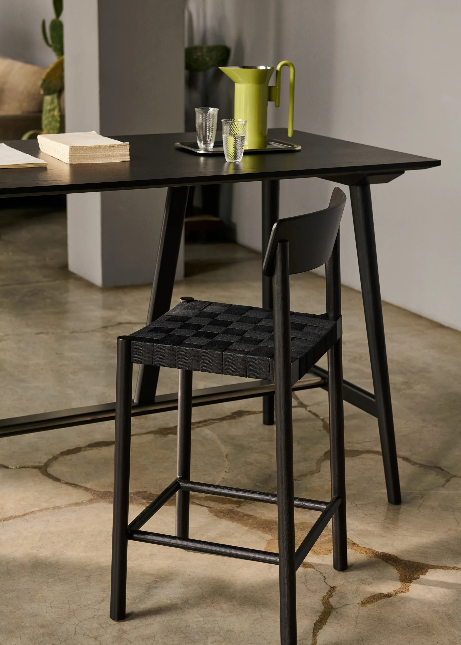 Sgabello da bar Betty TK15 Bar Chair 75 cm, Frassino laccato nero-lino nero &Tradition