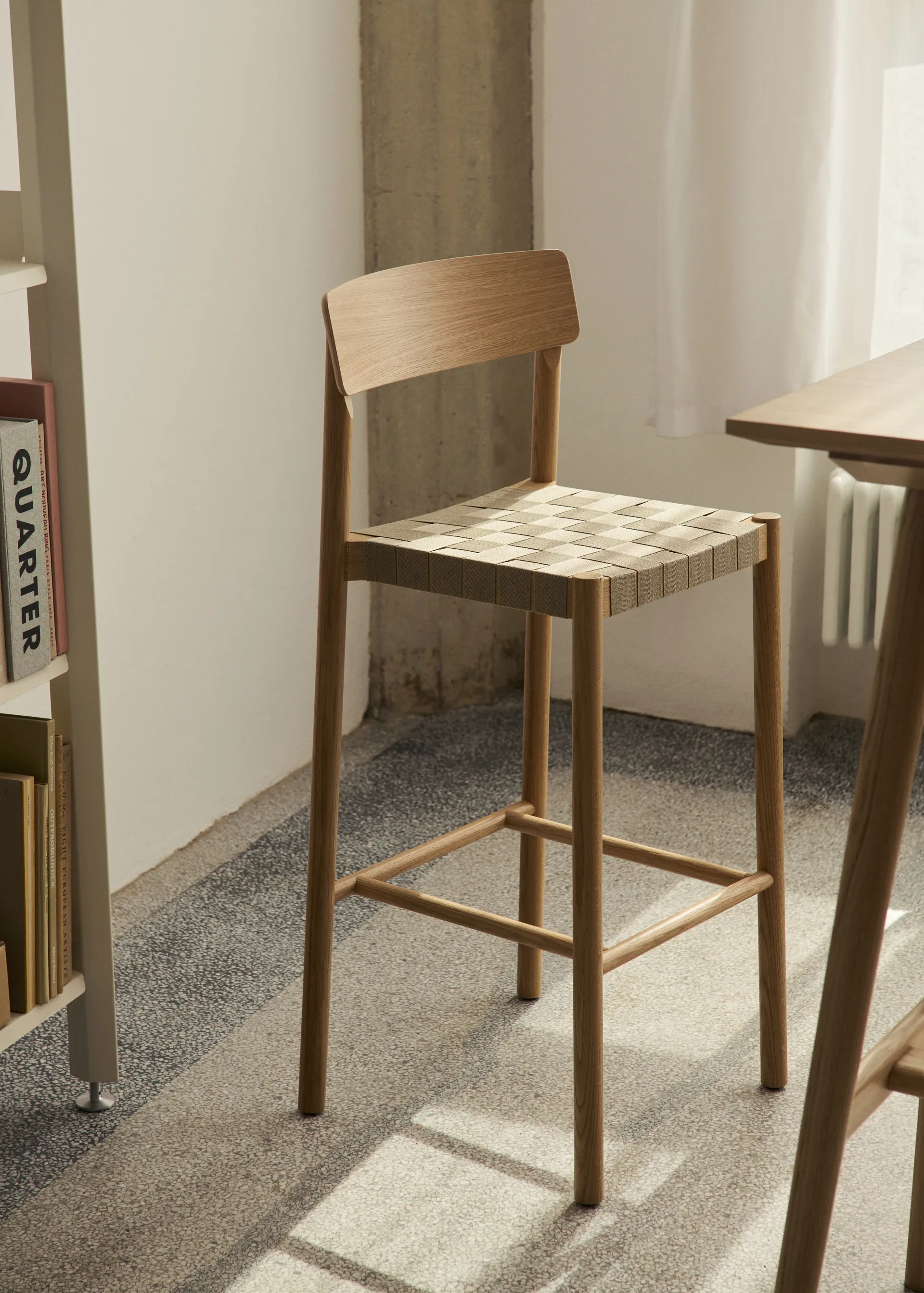 Sgabello da bar Betty TK15 Bar Chair 75 cm, Rovere affumicato-lino naturale &Tradition