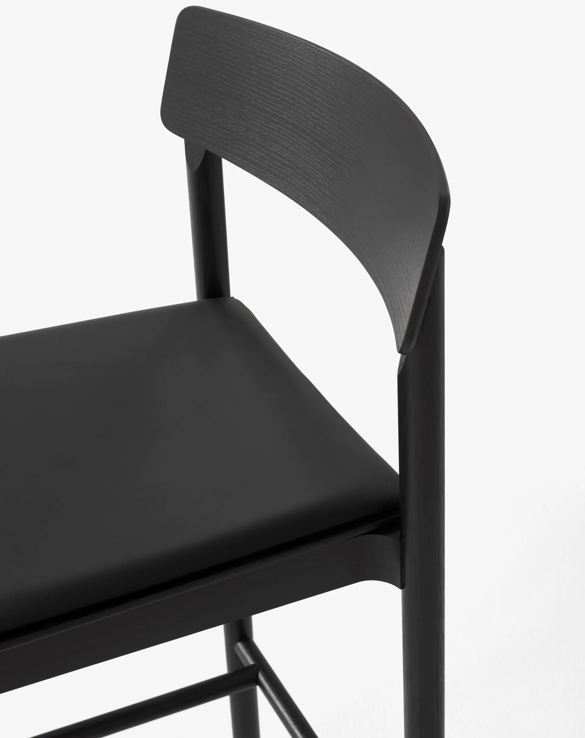 Sgabello da bar Betty TK17 Bar Chair 75 cm, Pelle nero Noble-frassino laccato nero &Tradition